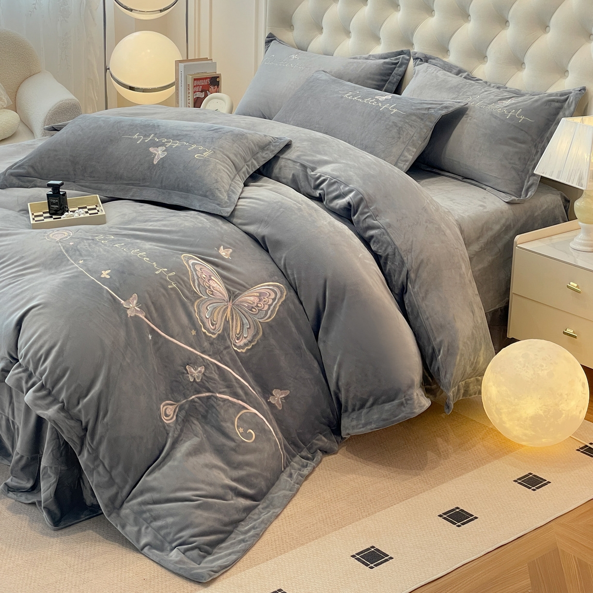 91家纺网 家纺一手货源 找家纺 艺玲家纺 2025新款婴儿绒高端绣花四件套 蝶舞-灰色