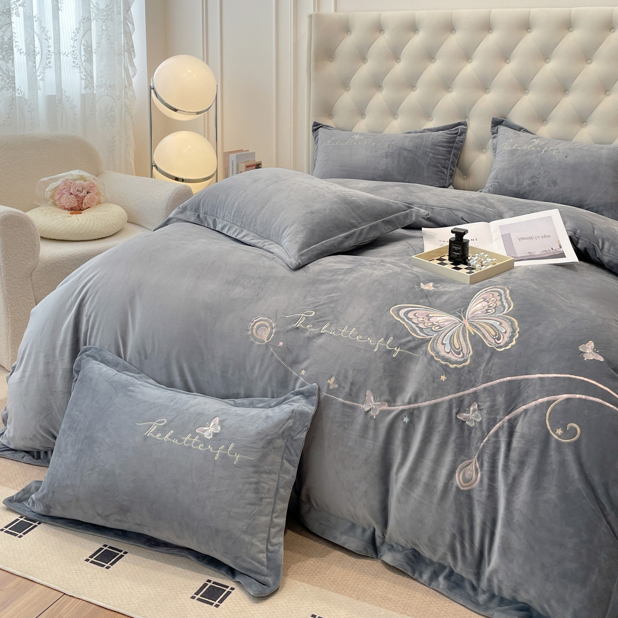 91家纺网 家纺一手货源 找家纺 艺玲家纺 2025新款婴儿绒高端绣花四件套 蝶舞-灰色