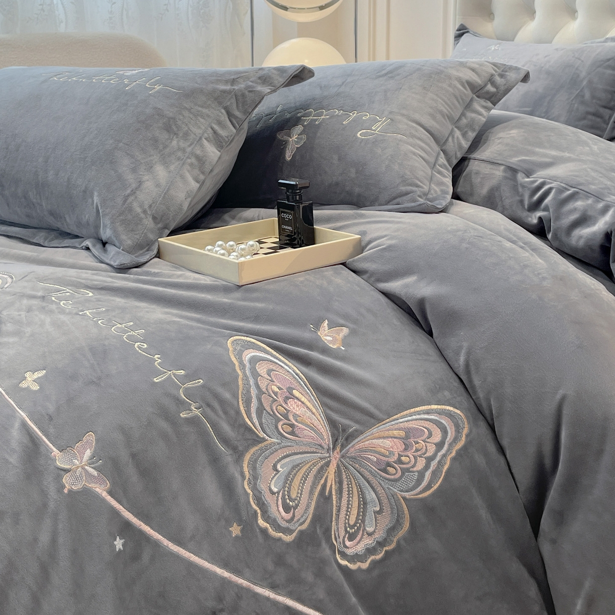 91家纺网 家纺一手货源 找家纺 艺玲家纺 2025新款婴儿绒高端绣花四件套 蝶舞-灰色