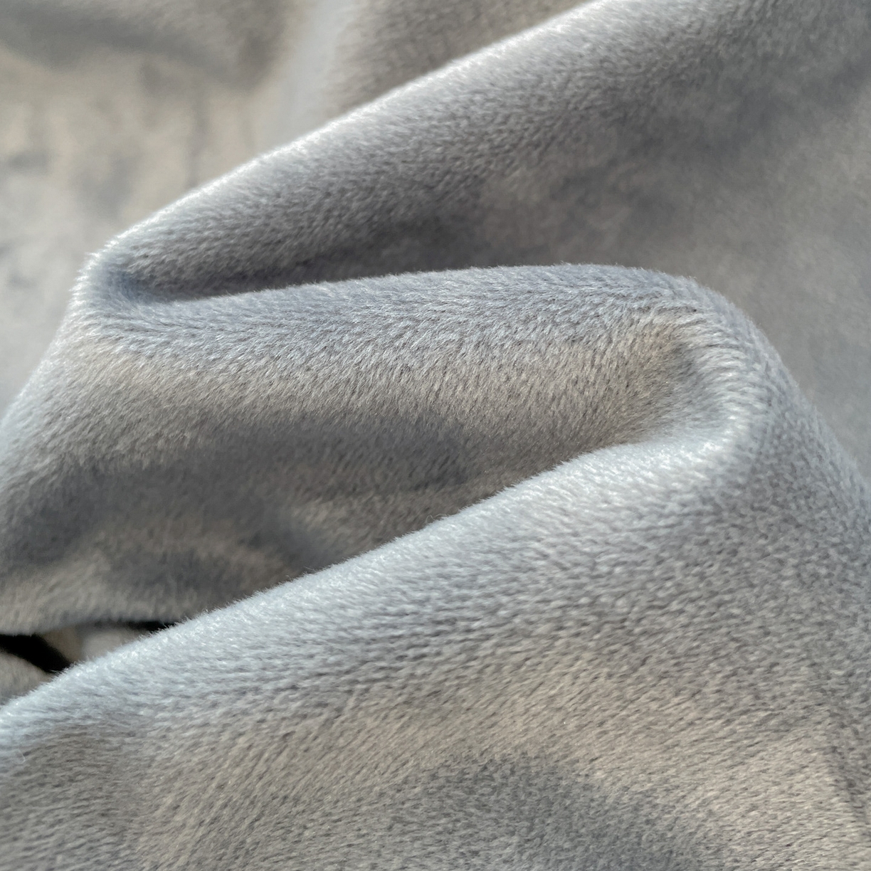 91家纺网 家纺一手货源 找家纺 艺玲家纺 2025新款婴儿绒高端绣花四件套 蝶舞-灰色