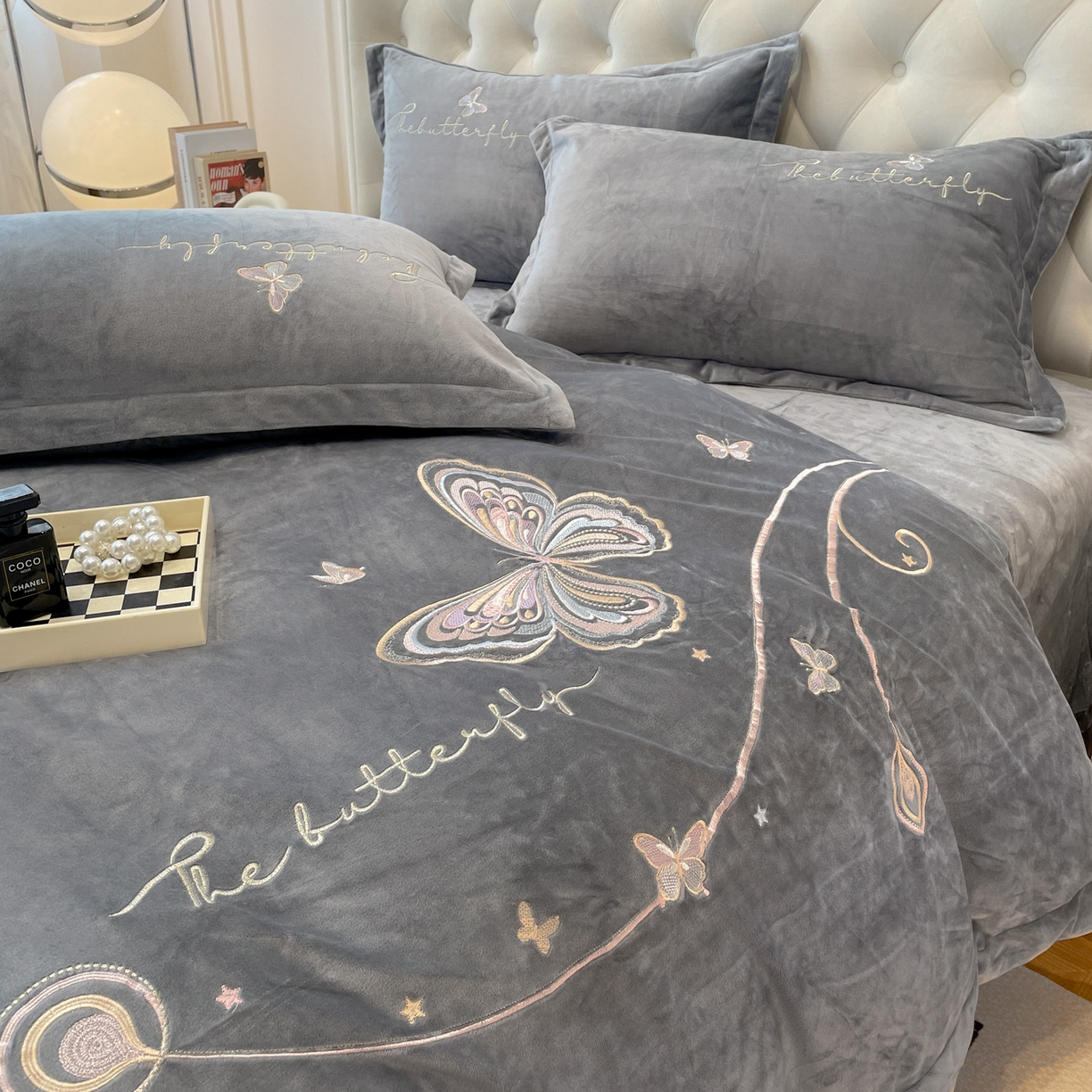 91家纺网 家纺一手货源 找家纺 艺玲家纺 2025新款婴儿绒高端绣花四件套 蝶舞-灰色