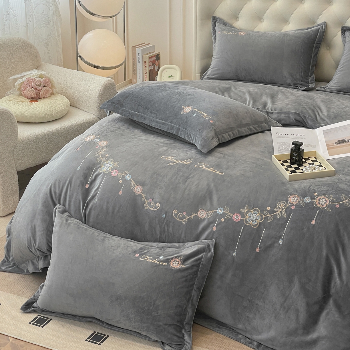 91家纺网 家纺一手货源 找家纺 艺玲家纺 2025新款婴儿绒高端绣花四件套 心动日记-灰色