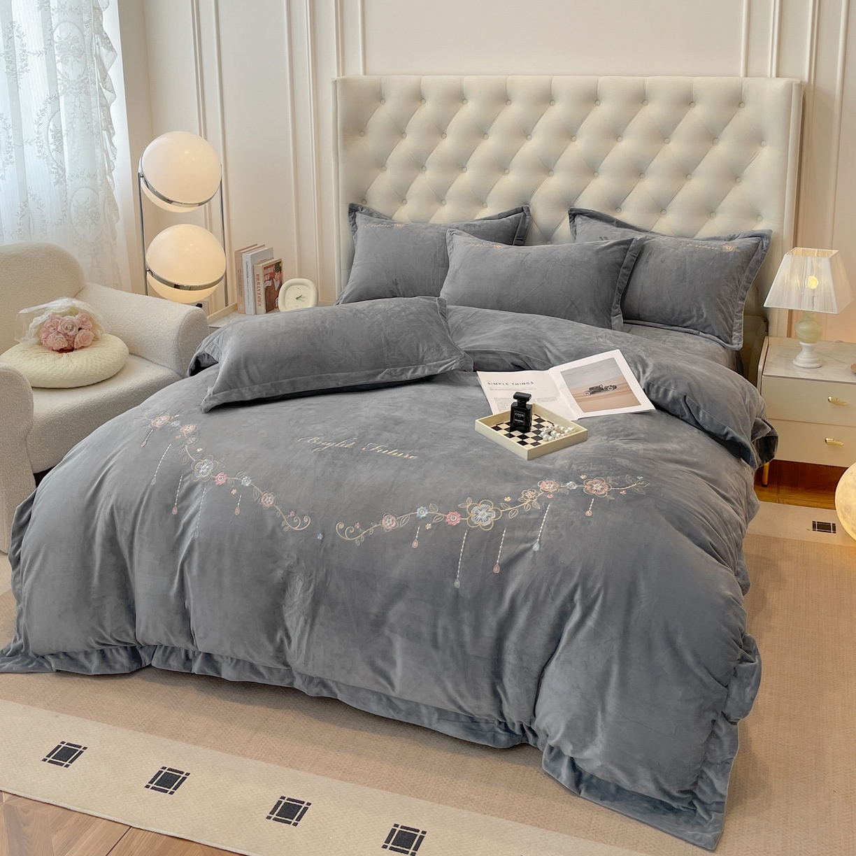 91家纺网 家纺一手货源 找家纺 艺玲家纺 2025新款婴儿绒高端绣花四件套 心动日记-灰色