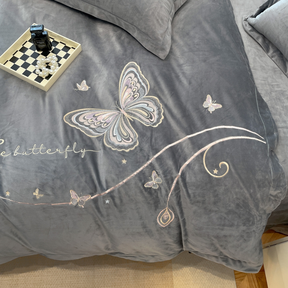 91家纺网 家纺一手货源 找家纺 艺玲家纺 2025新款婴儿绒高端绣花四件套 蝶舞-灰色