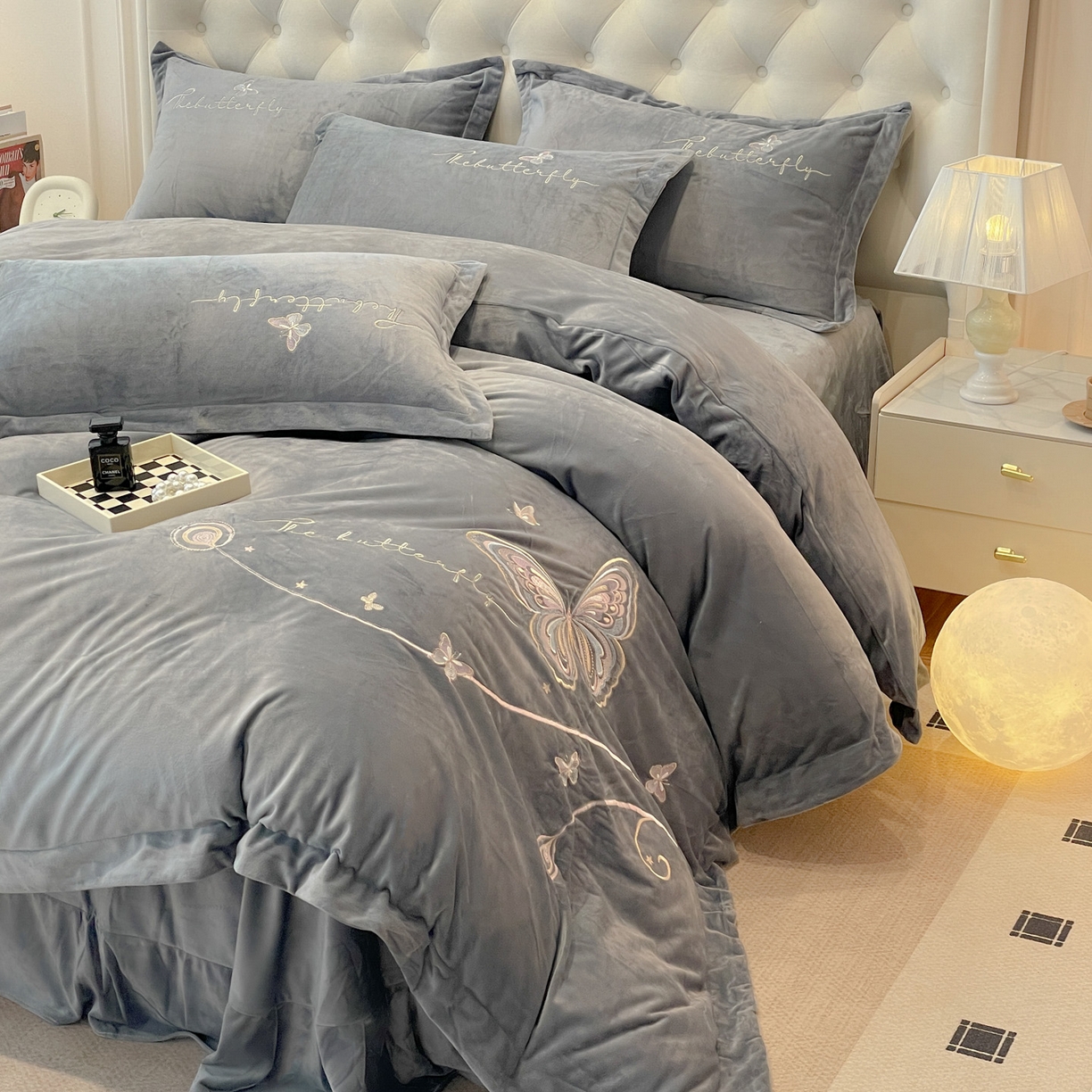 91家纺网 家纺一手货源 找家纺 艺玲家纺 2025新款婴儿绒高端绣花四件套 蝶舞-灰色