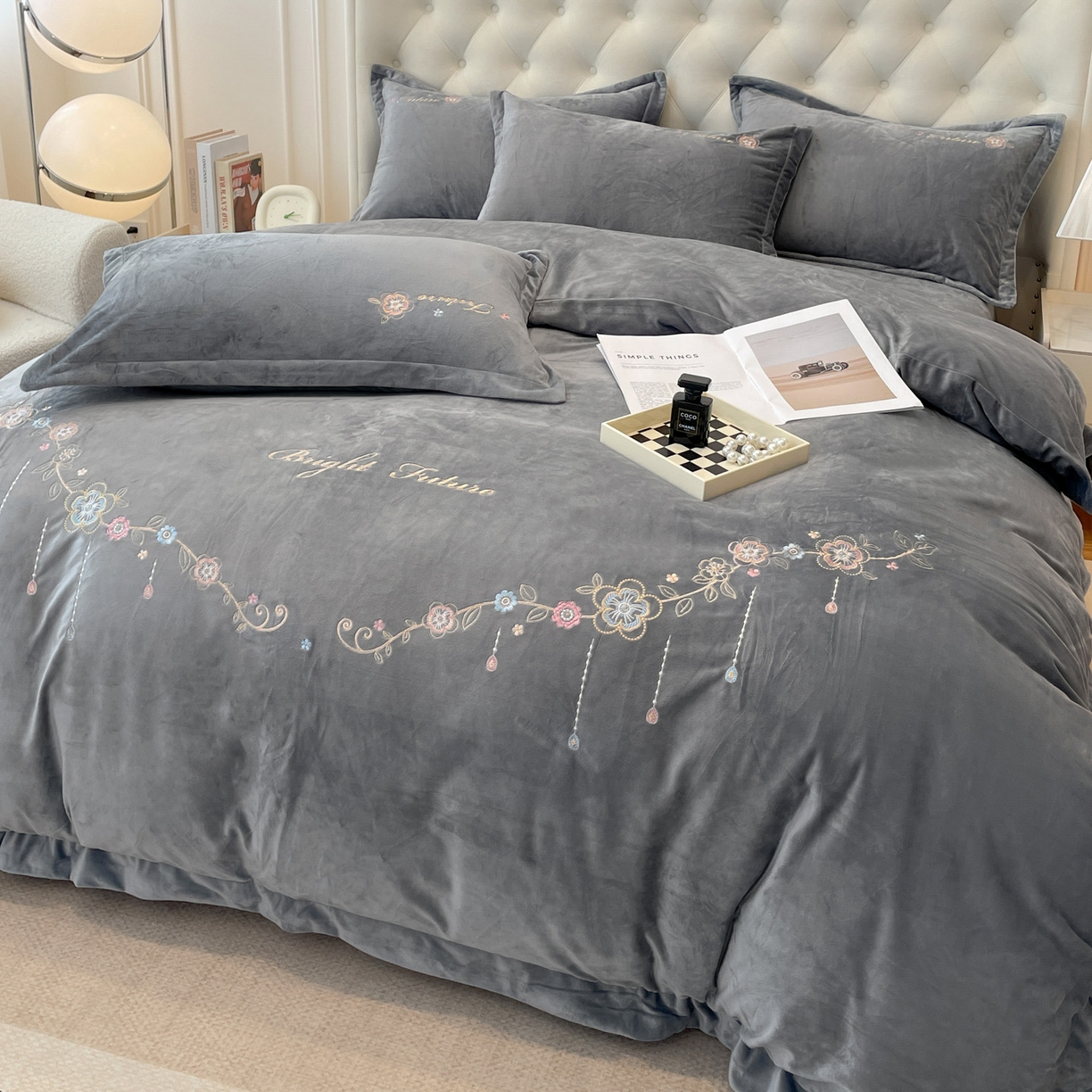 91家纺网 家纺一手货源 找家纺 艺玲家纺 2025新款婴儿绒高端绣花四件套 心动日记-灰色