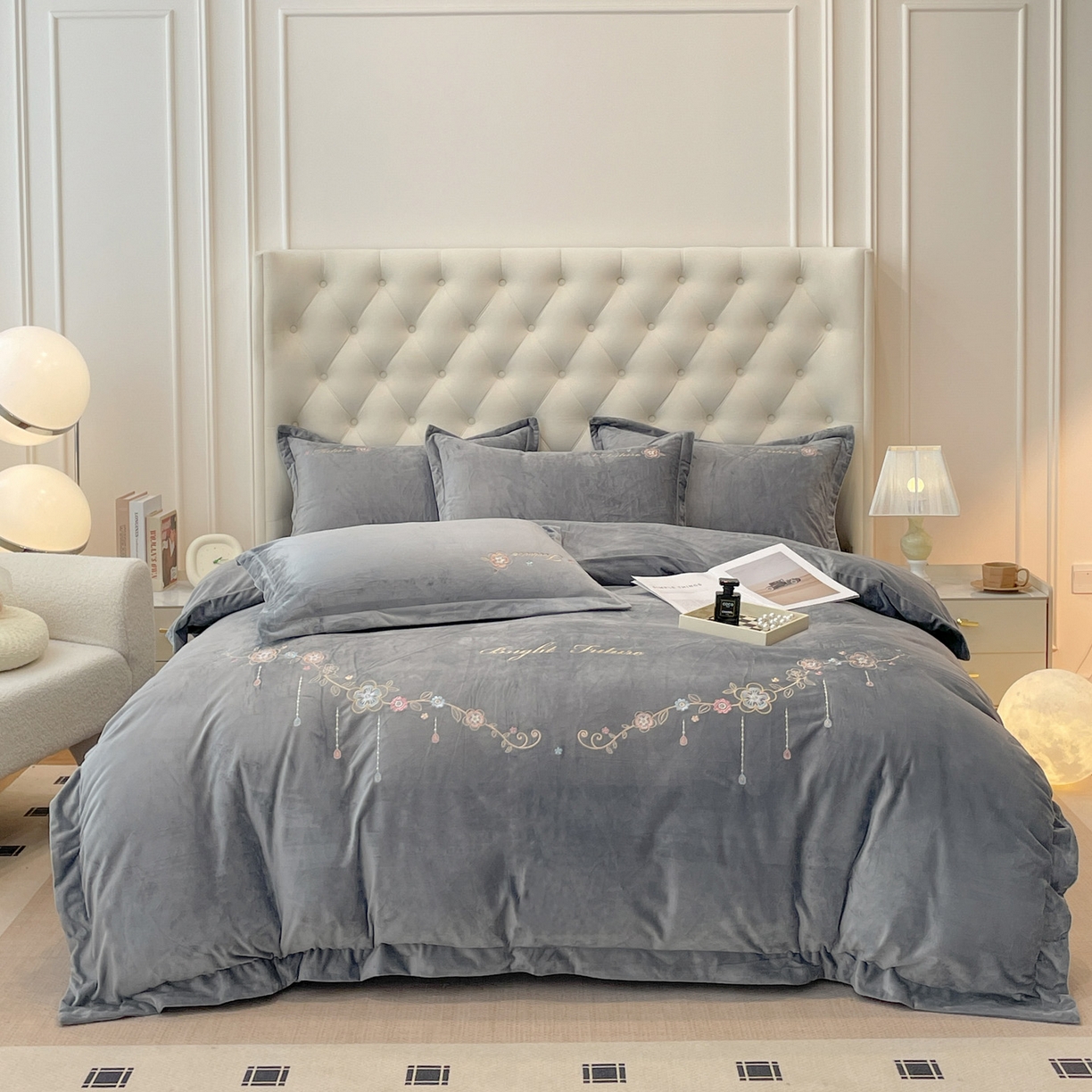 91家纺网 家纺一手货源 找家纺 艺玲家纺 2025新款婴儿绒高端绣花四件套 心动日记-灰色