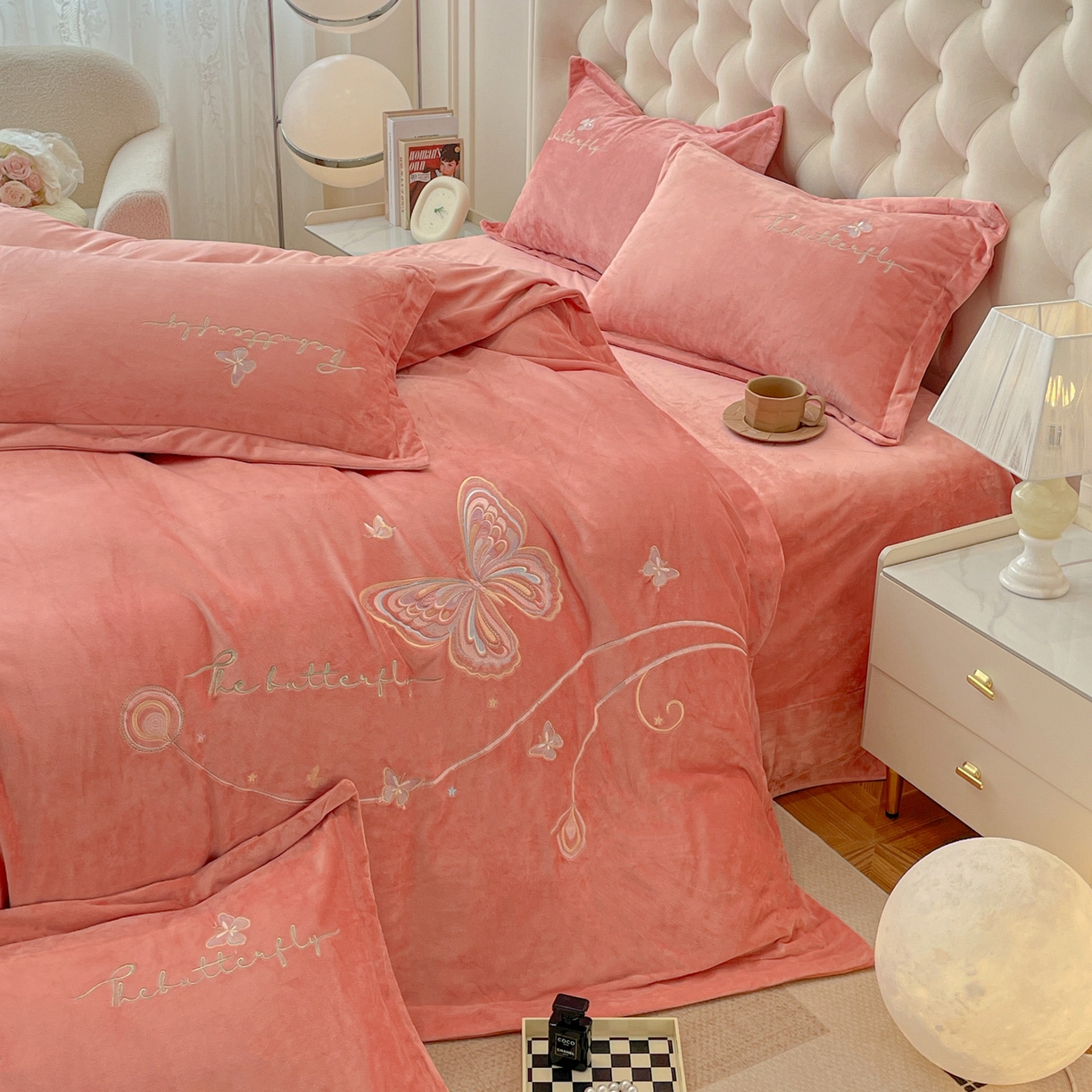 91家纺网 家纺一手货源 找家纺 艺玲家纺 2025新款婴儿绒高端绣花四件套 蝶舞-玉色