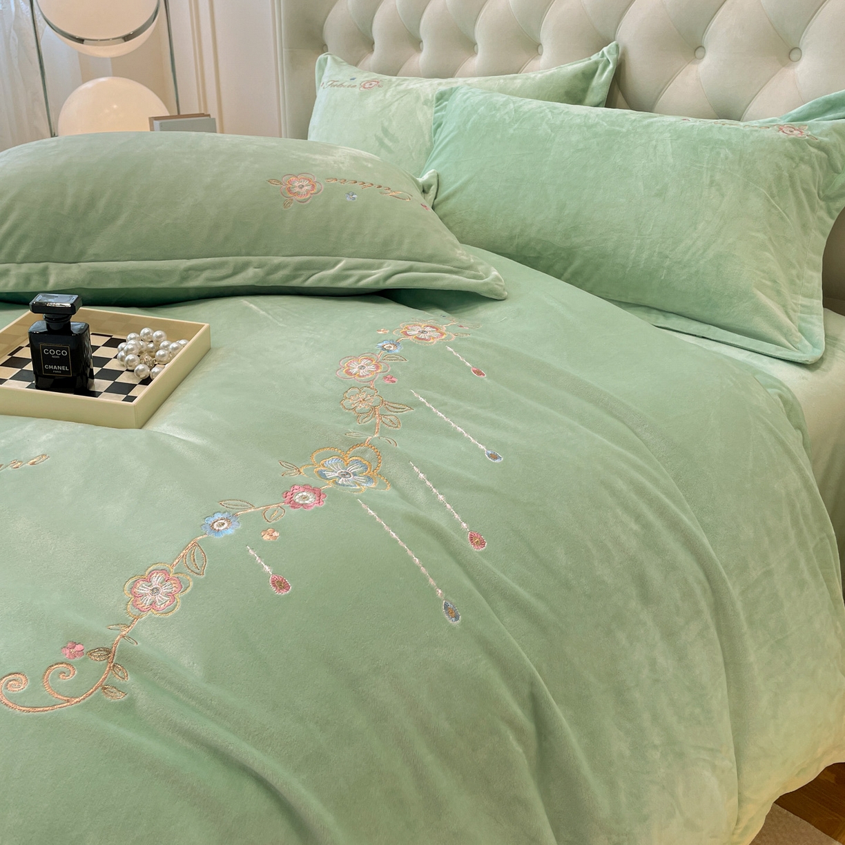 91家纺网 家纺一手货源 找家纺 艺玲家纺 2025新款婴儿绒高端绣花四件套 心动日记-果绿