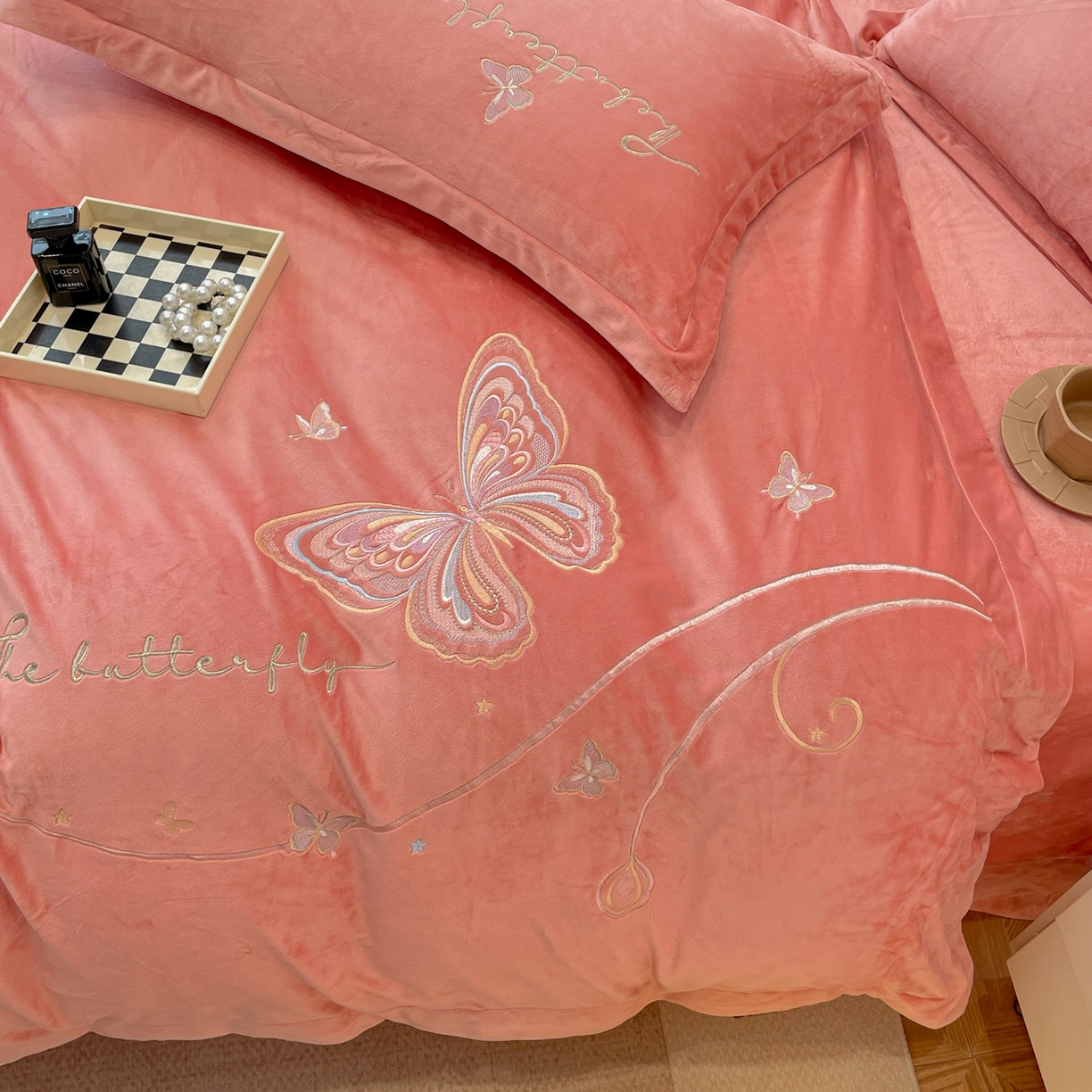 91家纺网 家纺一手货源 找家纺 艺玲家纺 2025新款婴儿绒高端绣花四件套 蝶舞-玉色