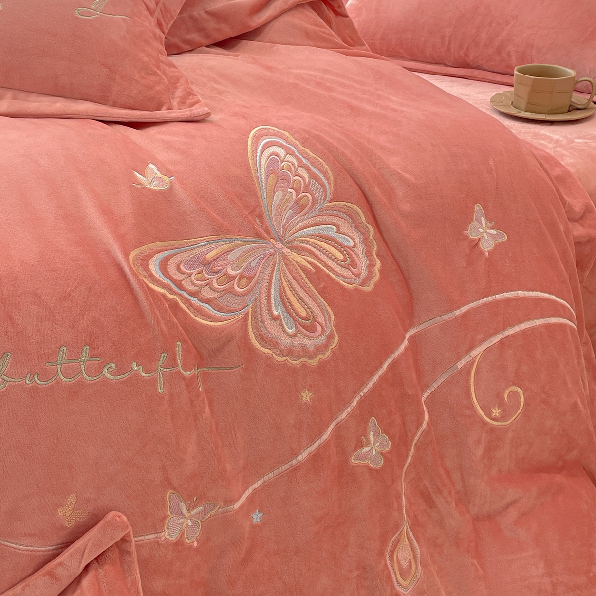 91家纺网 家纺一手货源 找家纺 艺玲家纺 2025新款婴儿绒高端绣花四件套 蝶舞-玉色