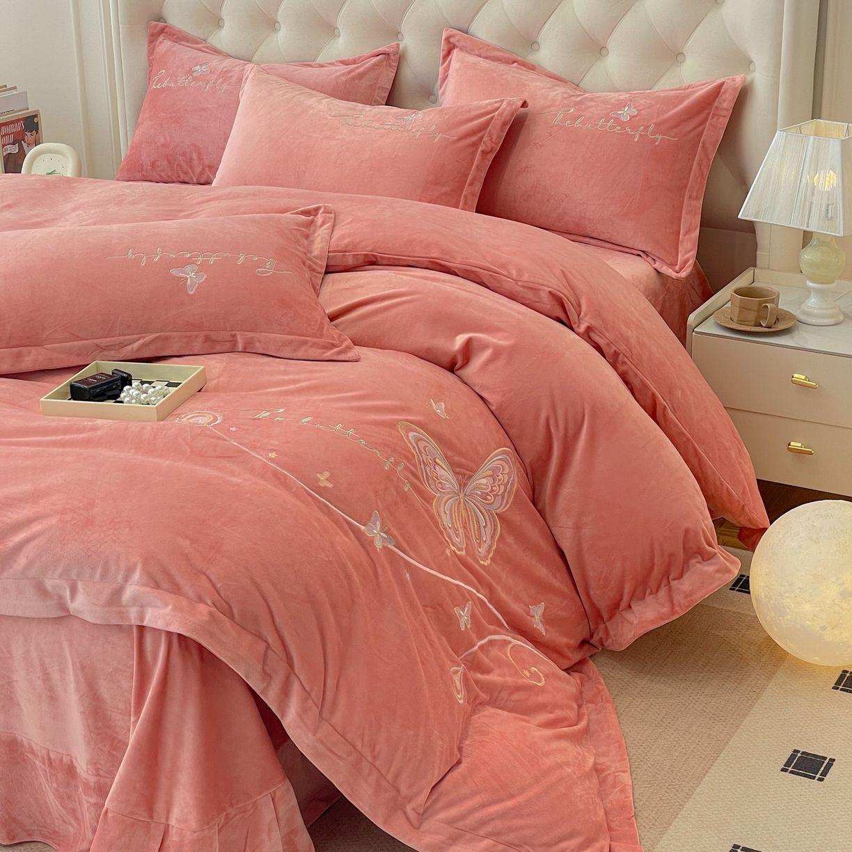 91家纺网 家纺一手货源 找家纺 艺玲家纺 2025新款婴儿绒高端绣花四件套 蝶舞-玉色