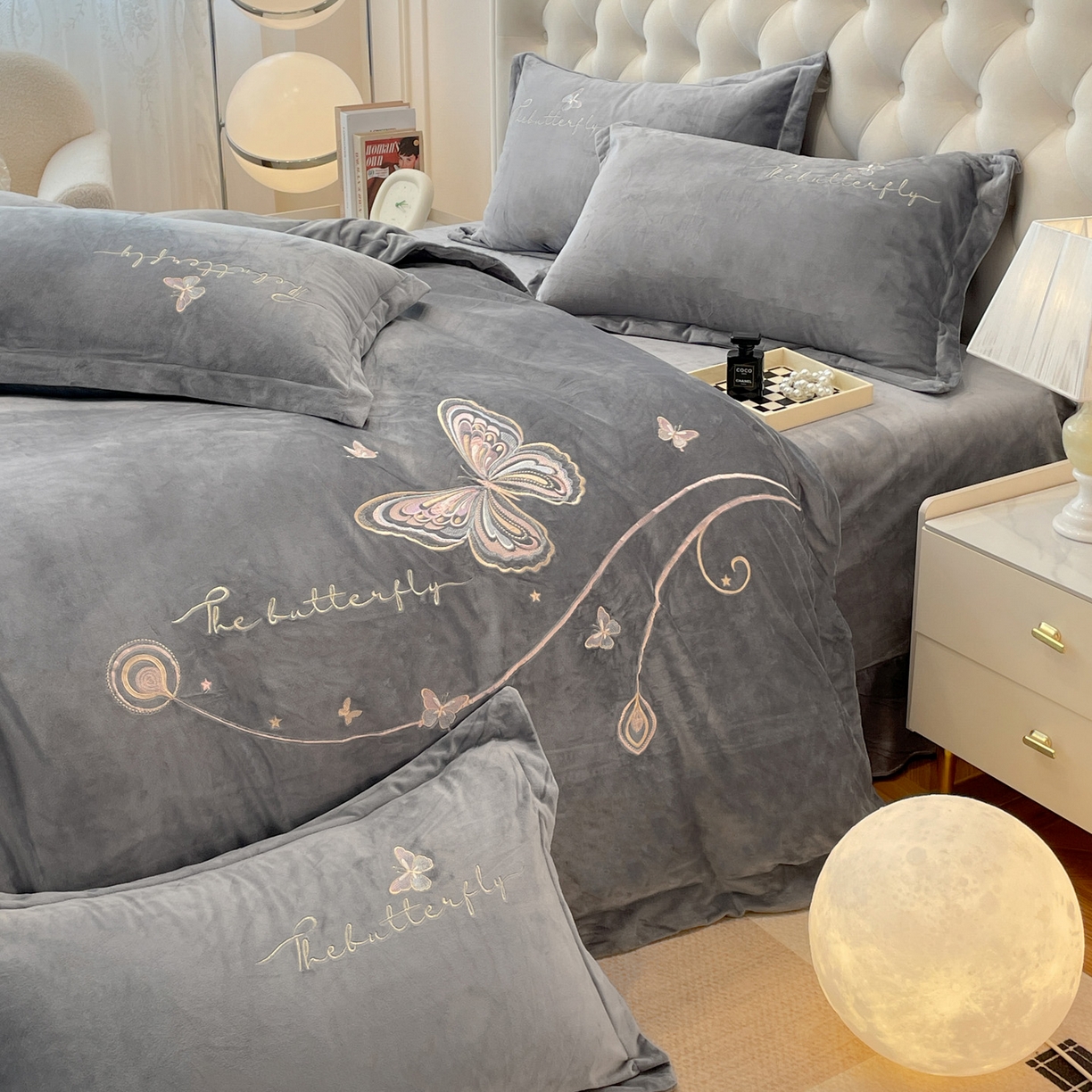 91家纺网 家纺一手货源 找家纺 艺玲家纺 2025新款婴儿绒高端绣花四件套 蝶舞-灰色