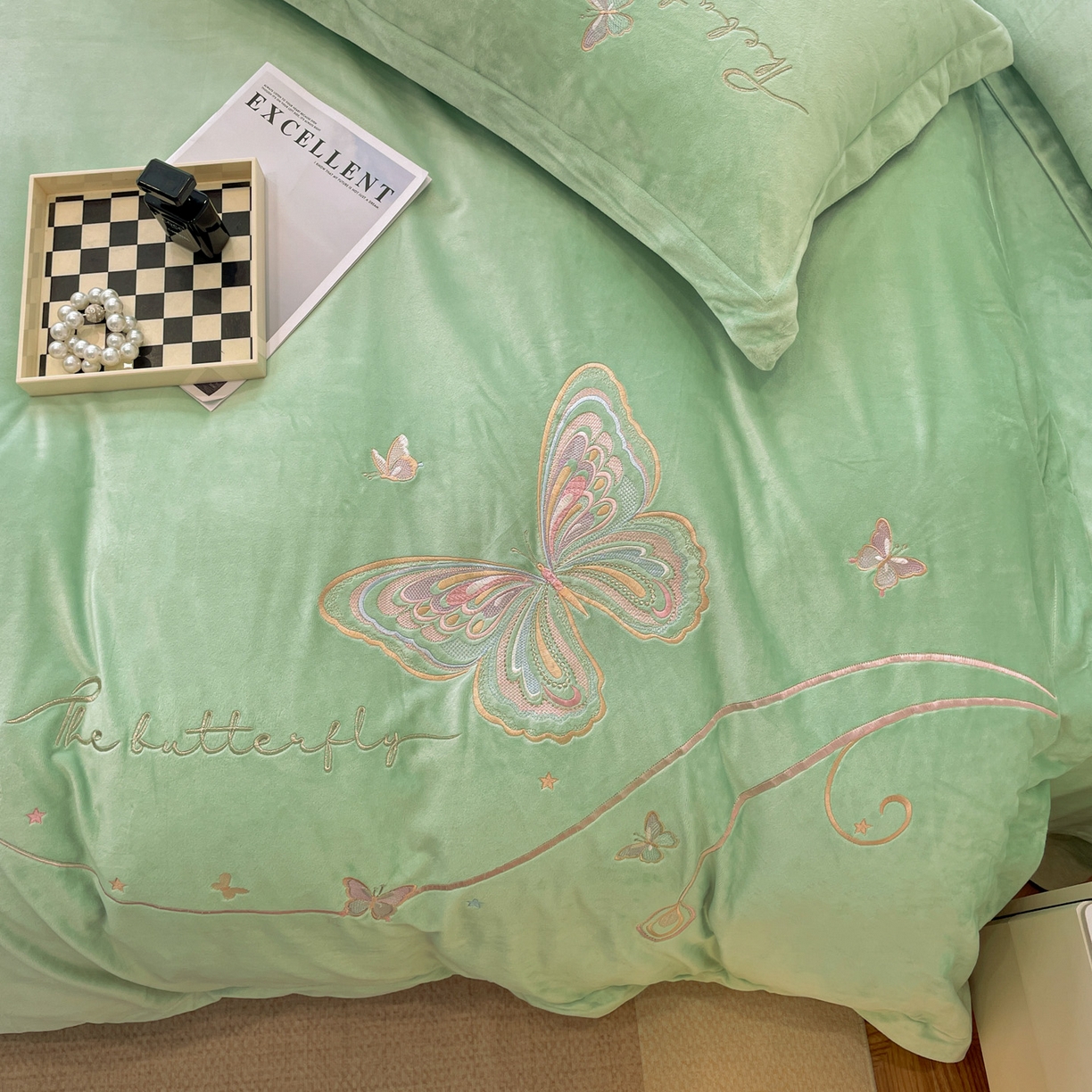 91家纺网 家纺一手货源 找家纺 艺玲家纺 2025新款婴儿绒高端绣花四件套 蝶舞-果绿