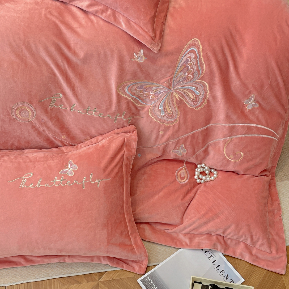 91家纺网 家纺一手货源 找家纺 艺玲家纺 2025新款婴儿绒高端绣花四件套 蝶舞-玉色