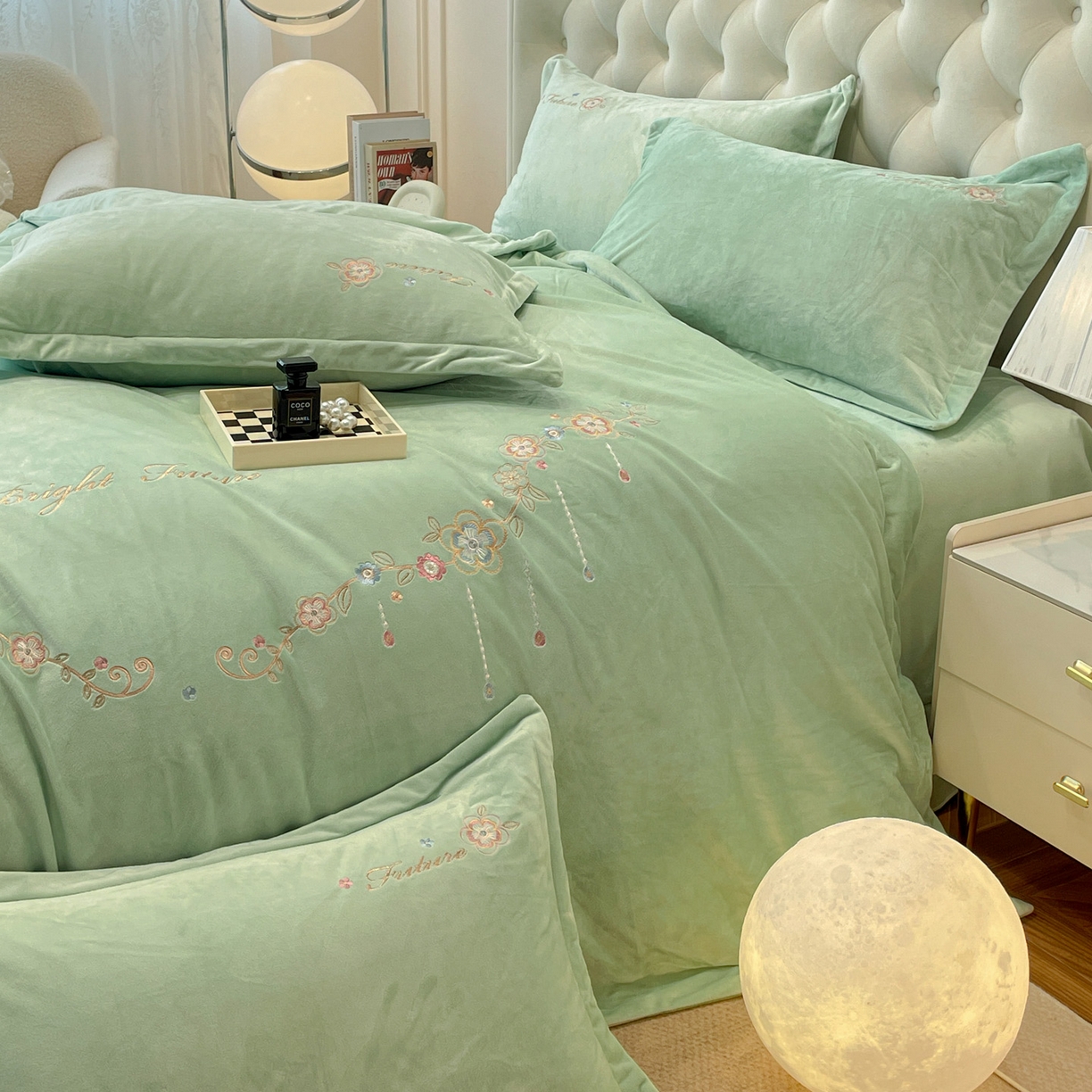 91家纺网 家纺一手货源 找家纺 艺玲家纺 2025新款婴儿绒高端绣花四件套 心动日记-果绿