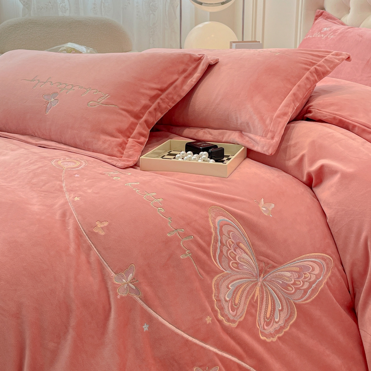 91家纺网 家纺一手货源 找家纺 艺玲家纺 2025新款婴儿绒高端绣花四件套 蝶舞-玉色