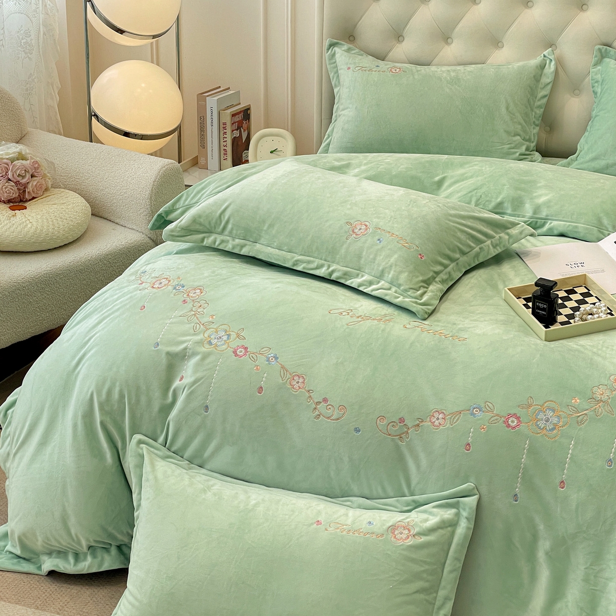 91家纺网 家纺一手货源 找家纺 艺玲家纺 2025新款婴儿绒高端绣花四件套 心动日记-果绿