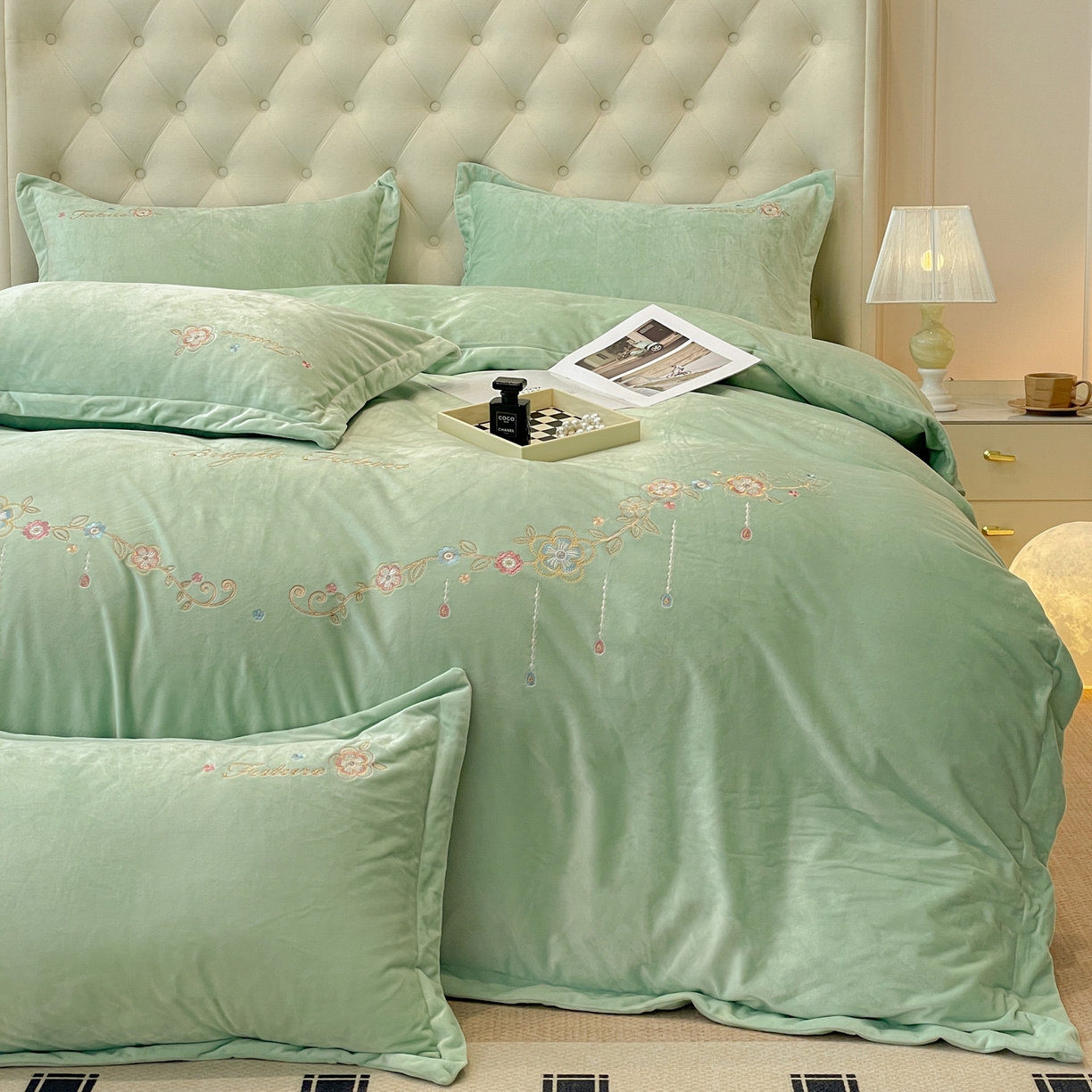 91家纺网 家纺一手货源 找家纺 艺玲家纺 2025新款婴儿绒高端绣花四件套 心动日记-果绿