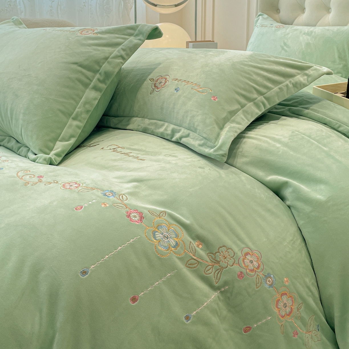 91家纺网 家纺一手货源 找家纺 艺玲家纺 2025新款婴儿绒高端绣花四件套 心动日记-果绿