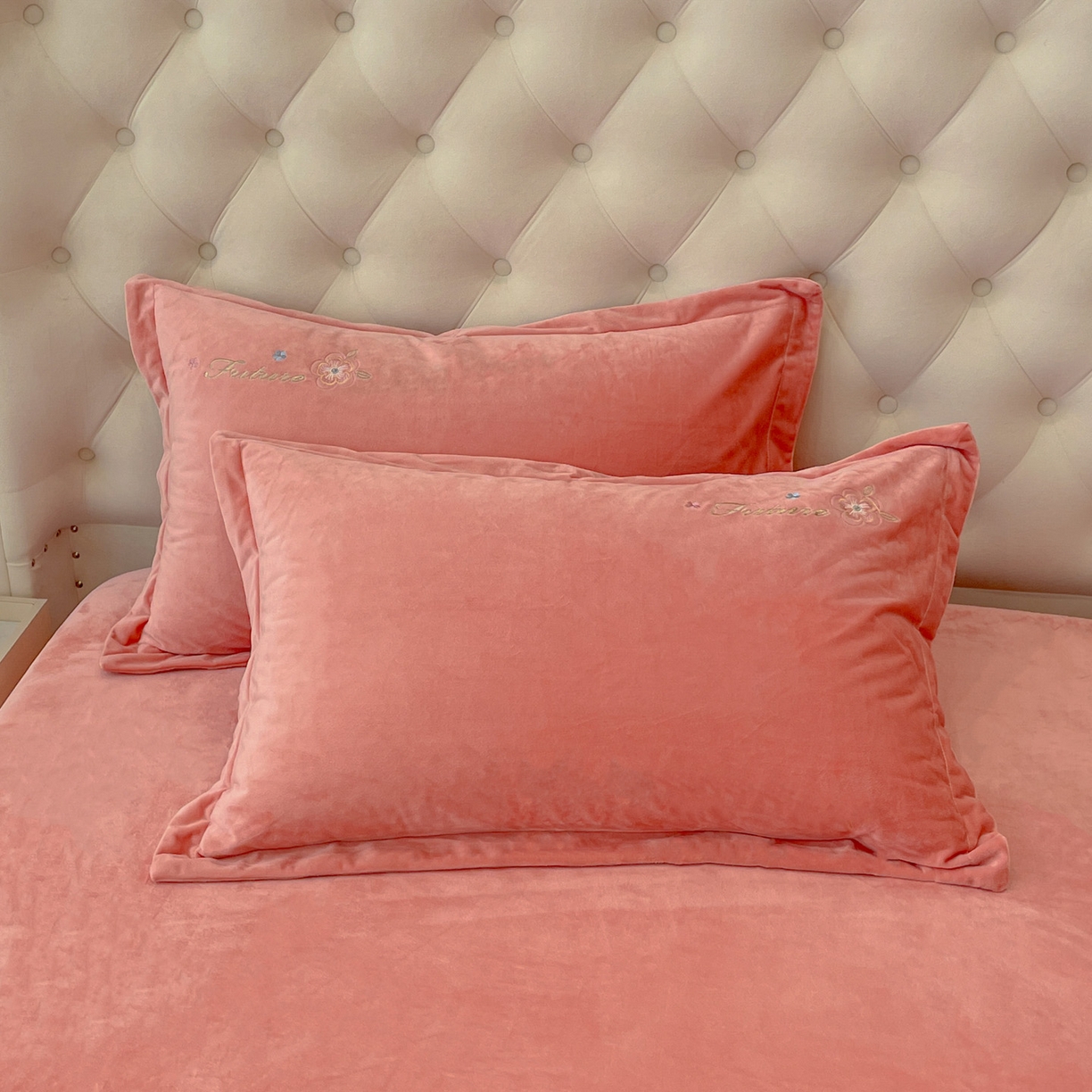 91家纺网 家纺一手货源 找家纺 艺玲家纺 2025新款婴儿绒高端绣花四件套 心动日记-玉色