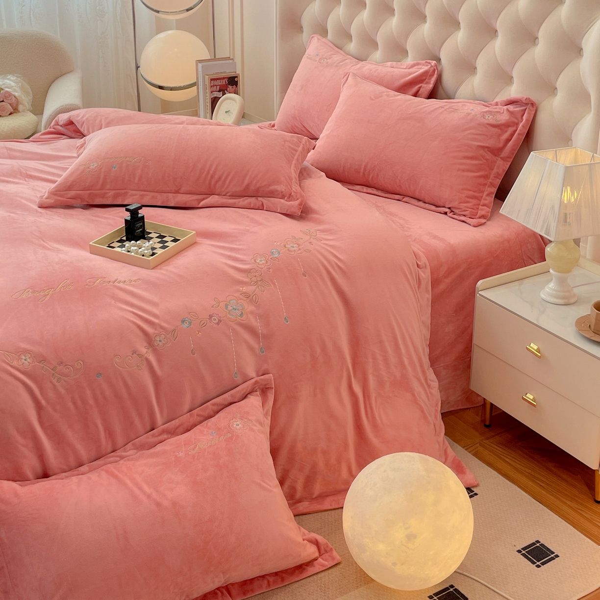 91家纺网 家纺一手货源 找家纺 艺玲家纺 2025新款婴儿绒高端绣花四件套 心动日记-玉色