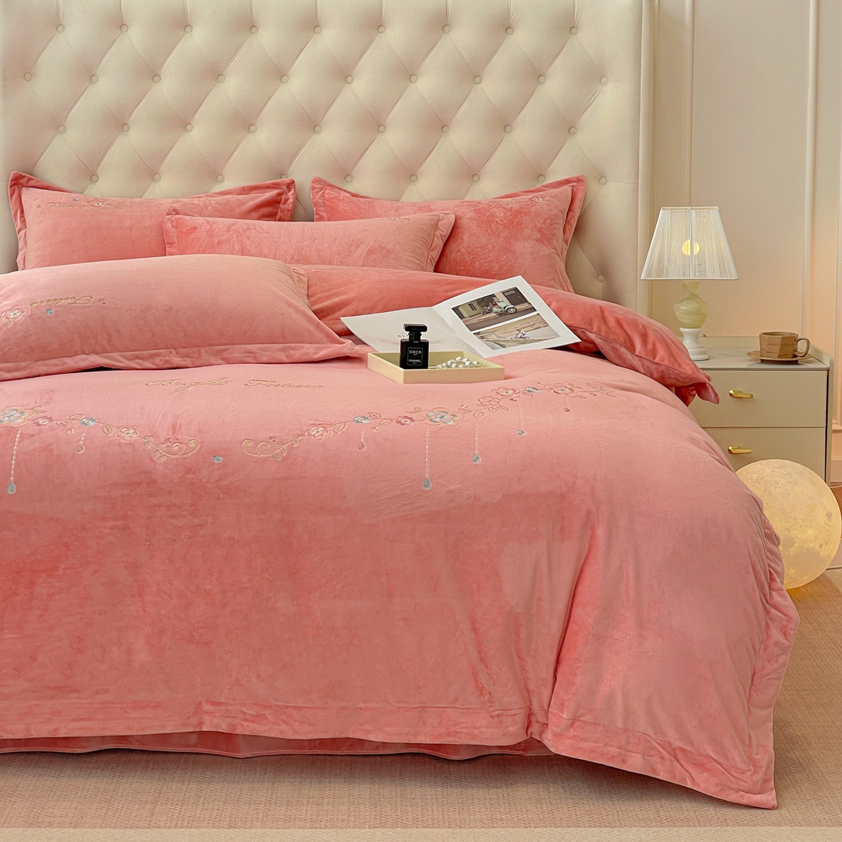 91家纺网 家纺一手货源 找家纺 艺玲家纺 2025新款婴儿绒高端绣花四件套 心动日记-玉色