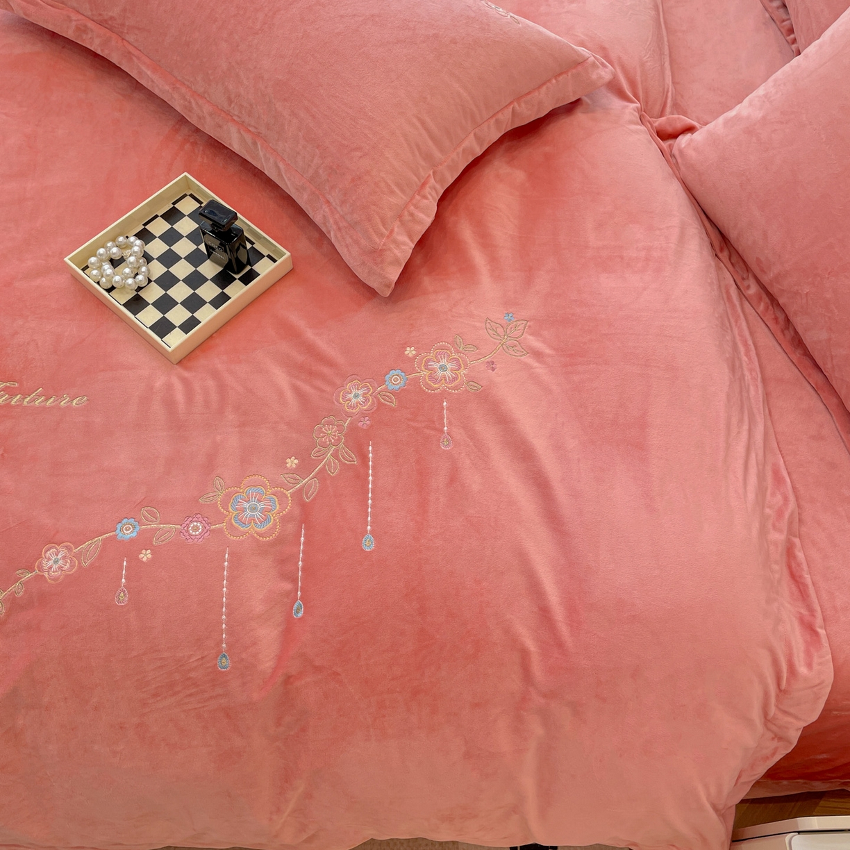 91家纺网 家纺一手货源 找家纺 艺玲家纺 2025新款婴儿绒高端绣花四件套 心动日记-玉色