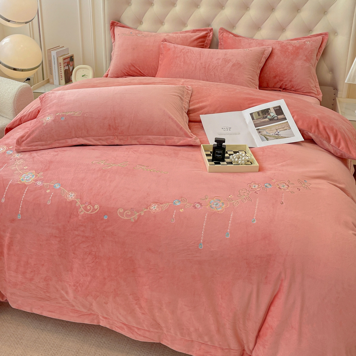 91家纺网 家纺一手货源 找家纺 艺玲家纺 2025新款婴儿绒高端绣花四件套 心动日记-玉色