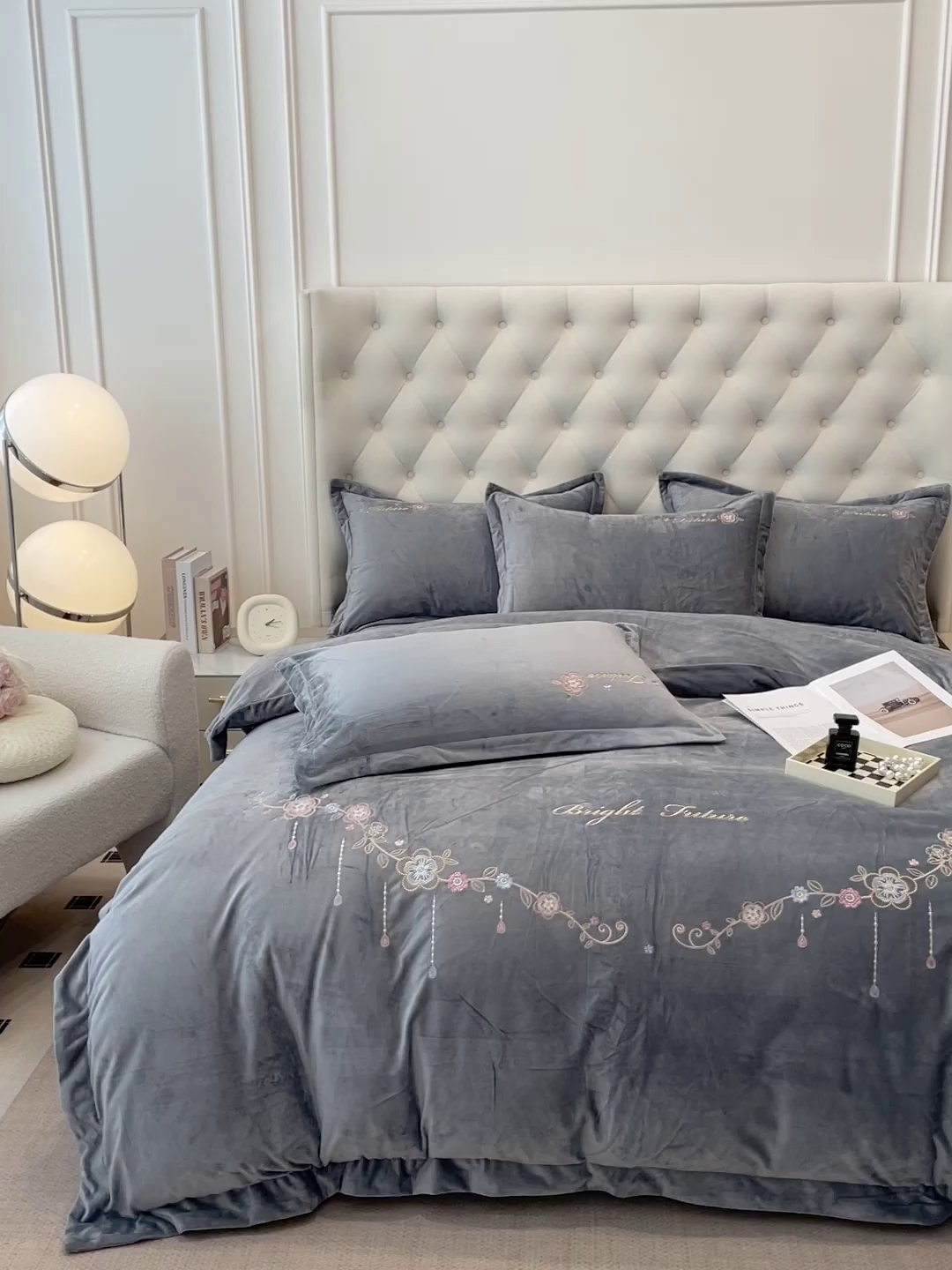 91家纺网 家纺一手货源 找家纺 艺玲家纺 2025新款婴儿绒高端绣花四件套 心动日记-灰色