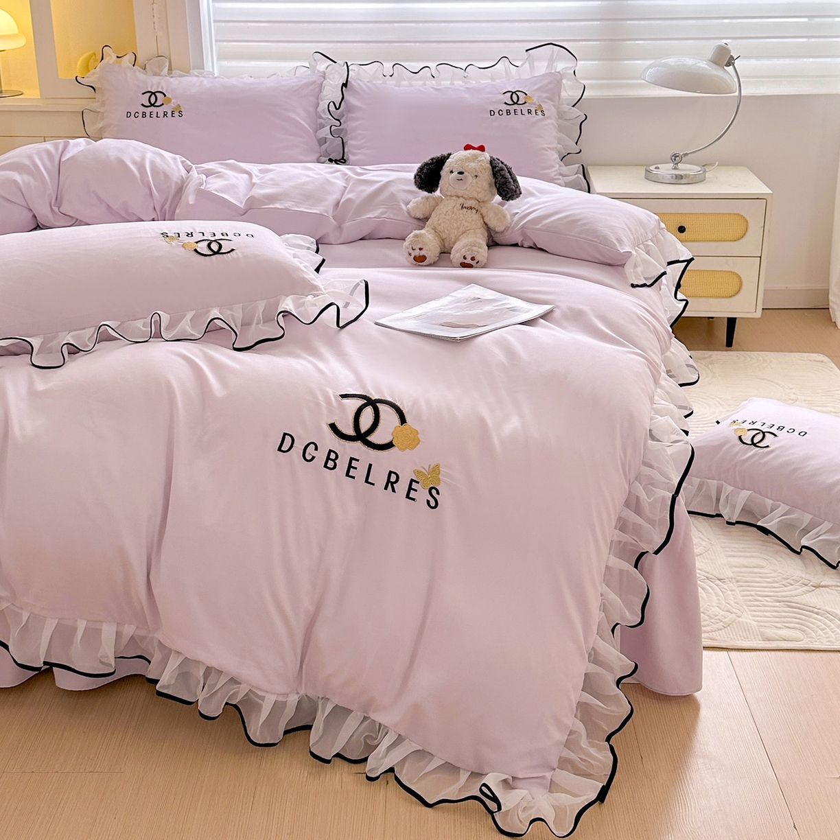 91家纺网 家纺一手货源 找家纺 艺玲家纺 2025新款韩版亲肤水洗棉刺绣花边床裙四件套 香香小姐-浅紫