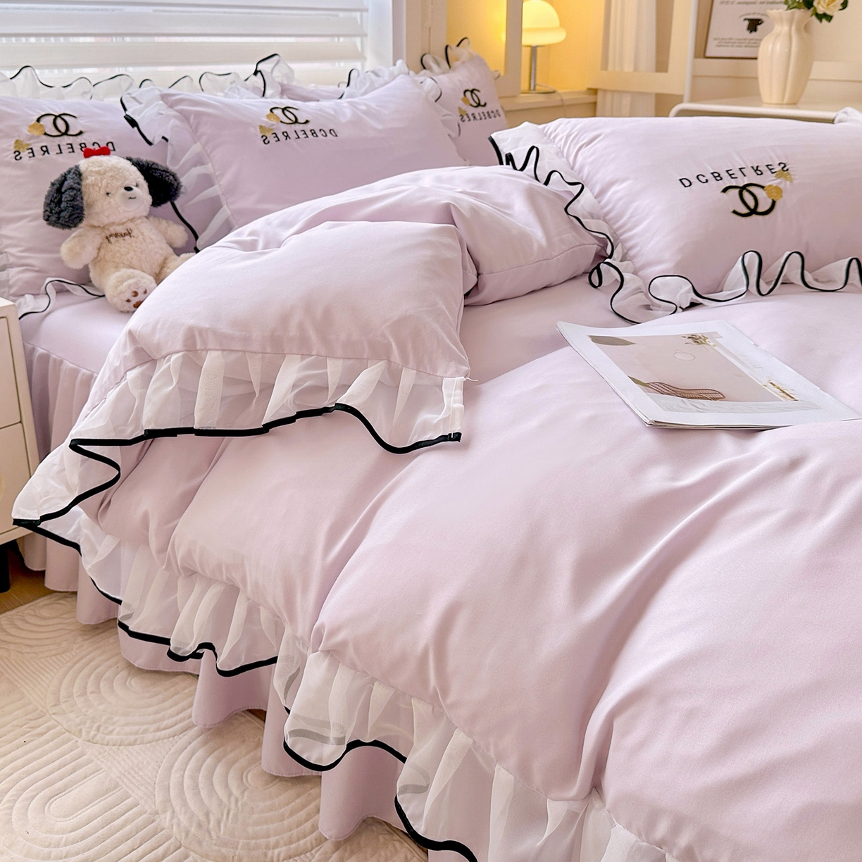 91家纺网 家纺一手货源 找家纺 艺玲家纺 2025新款韩版亲肤水洗棉刺绣花边床裙四件套 香香小姐-浅紫