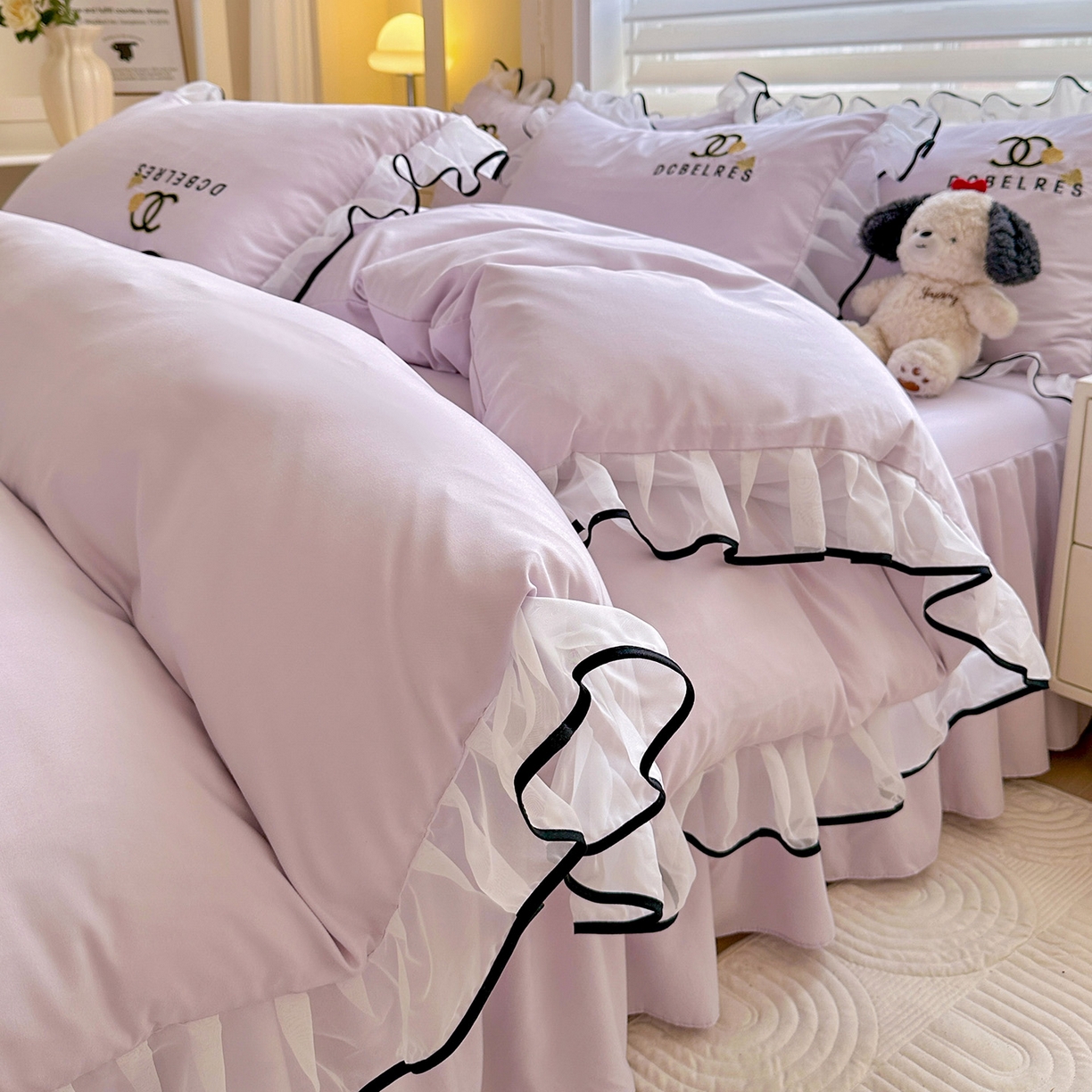 91家纺网 家纺一手货源 找家纺 艺玲家纺 2025新款韩版亲肤水洗棉刺绣花边床裙四件套 香香小姐-浅紫