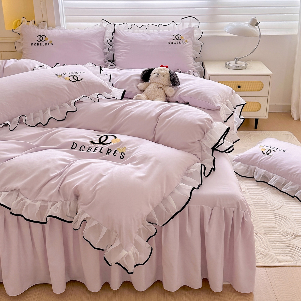 91家纺网 家纺一手货源 找家纺 艺玲家纺 2025新款韩版亲肤水洗棉刺绣花边床裙四件套 香香小姐-浅紫