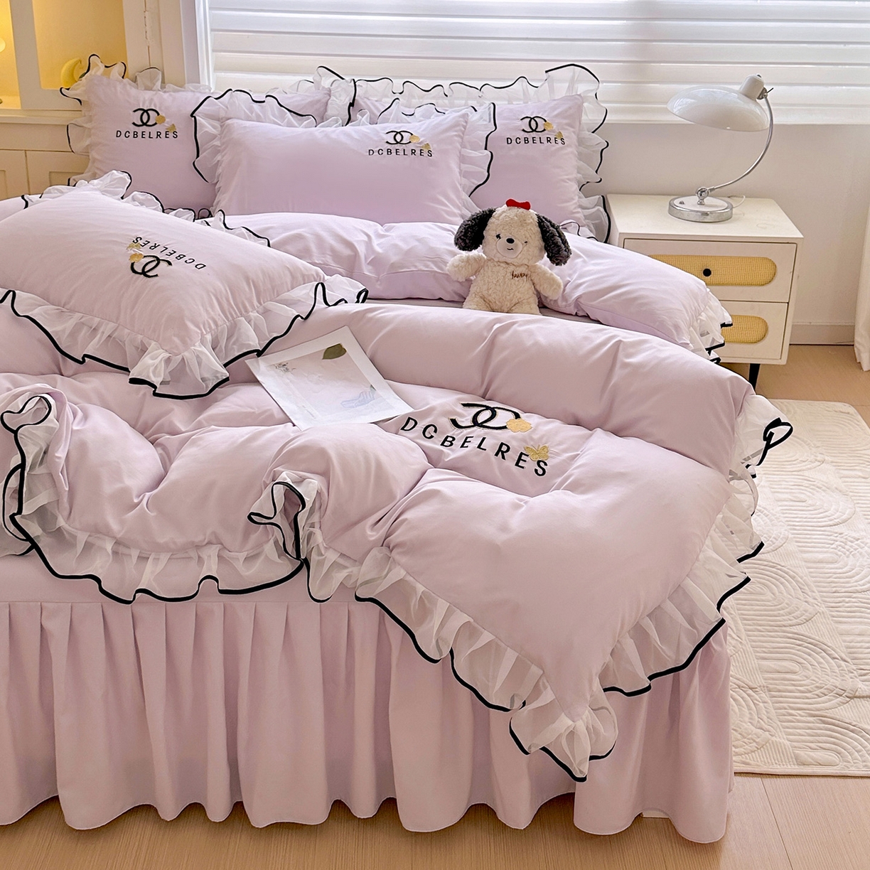 91家纺网 家纺一手货源 找家纺 艺玲家纺 2025新款韩版亲肤水洗棉刺绣花边床裙四件套 香香小姐-浅紫