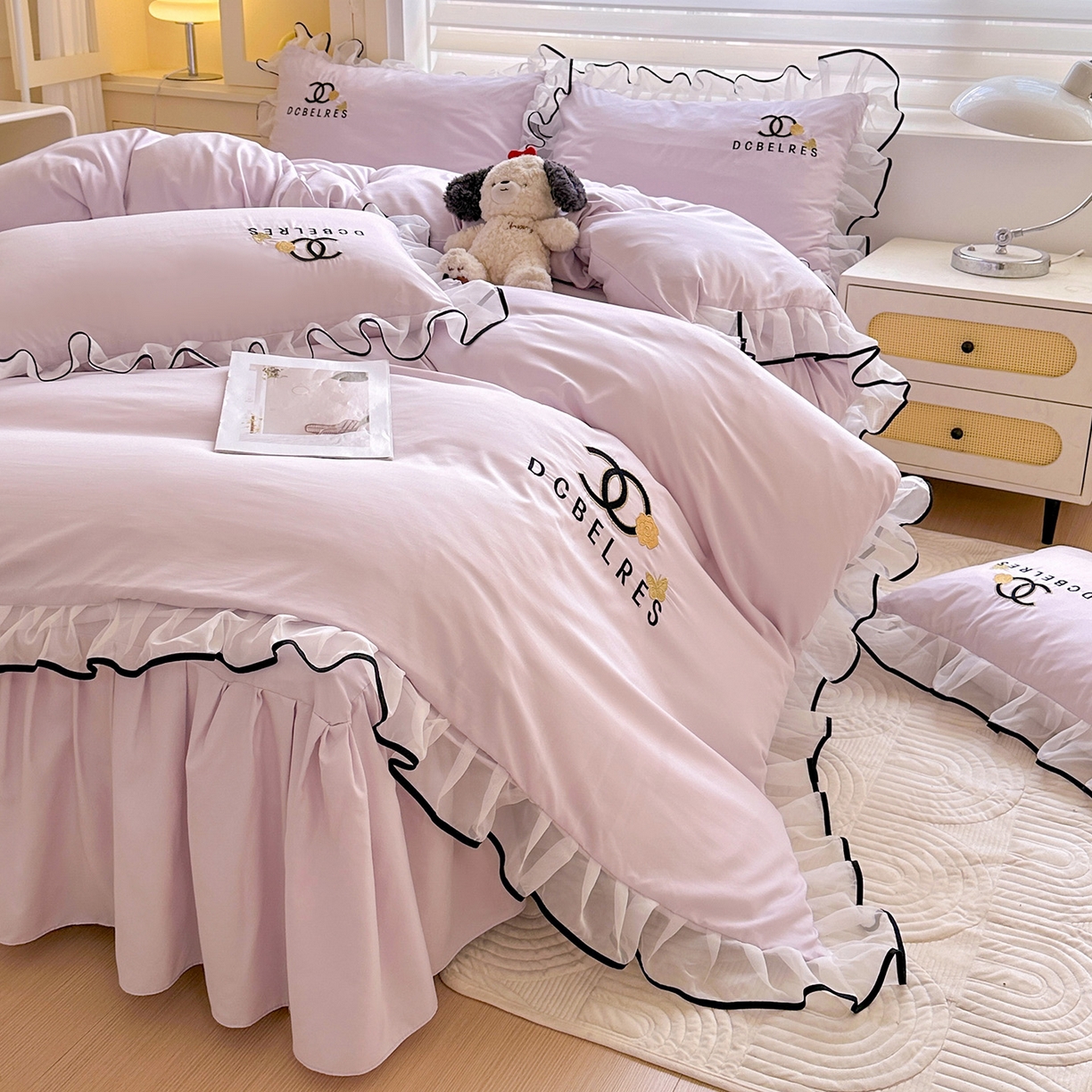 91家纺网 家纺一手货源 找家纺 艺玲家纺 2025新款韩版亲肤水洗棉刺绣花边床裙四件套 香香小姐-浅紫