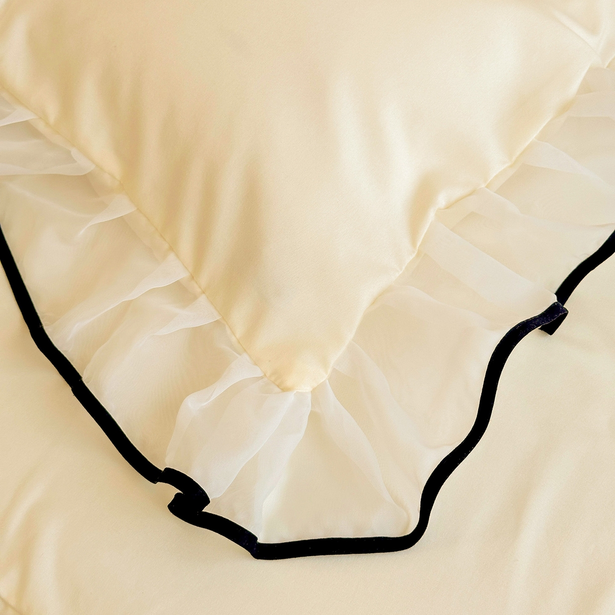 91家纺网 家纺一手货源 找家纺 艺玲家纺 2025新款韩版亲肤水洗棉刺绣花边床裙四件套 香香小姐-米黄