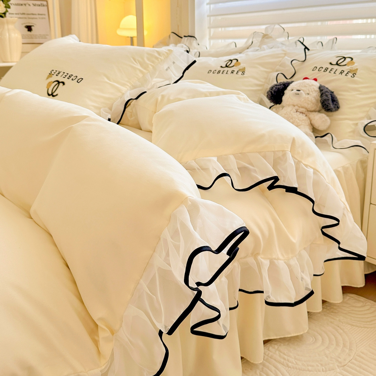 91家纺网 家纺一手货源 找家纺 艺玲家纺 2025新款韩版亲肤水洗棉刺绣花边床裙四件套 香香小姐-米黄