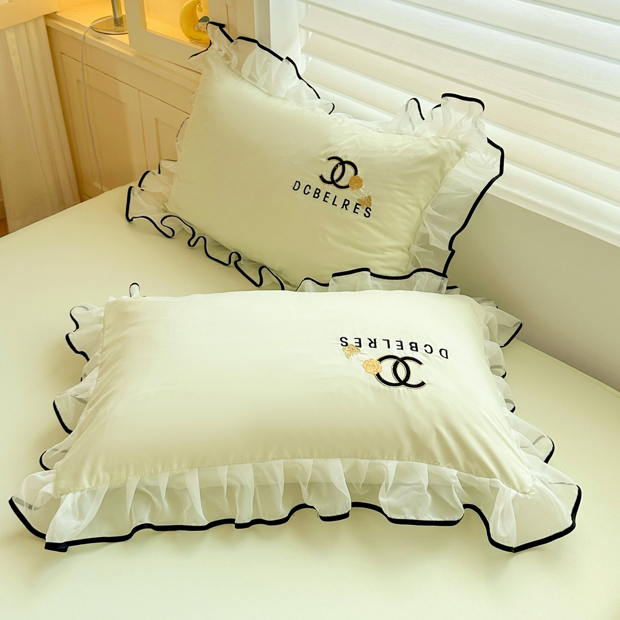 91家纺网 家纺一手货源 找家纺 艺玲家纺 2025新款韩版亲肤水洗棉刺绣花边床裙四件套 香香小姐-浅绿