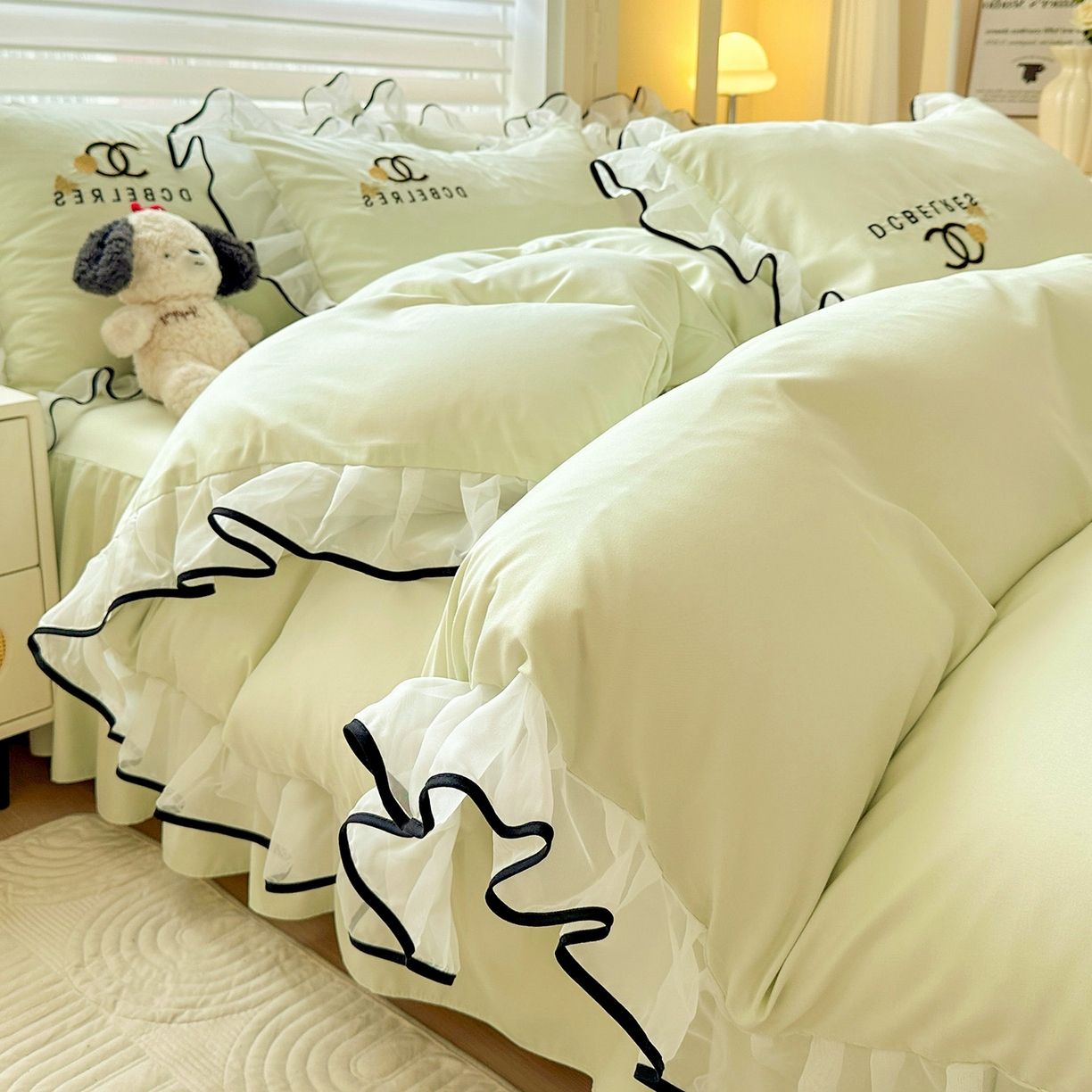 91家纺网 家纺一手货源 找家纺 艺玲家纺 2025新款韩版亲肤水洗棉刺绣花边床裙四件套 香香小姐-浅绿