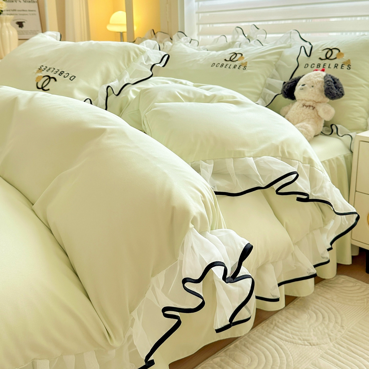 91家纺网 家纺一手货源 找家纺 艺玲家纺 2025新款韩版亲肤水洗棉刺绣花边床裙四件套 香香小姐-浅绿