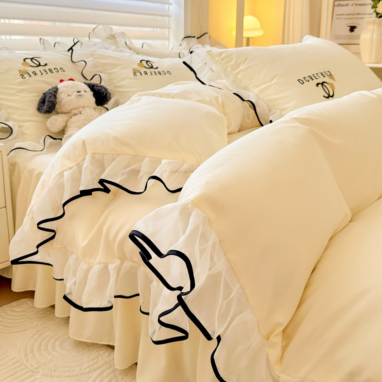 91家纺网 家纺一手货源 找家纺 艺玲家纺 2025新款韩版亲肤水洗棉刺绣花边床裙四件套 香香小姐-米黄