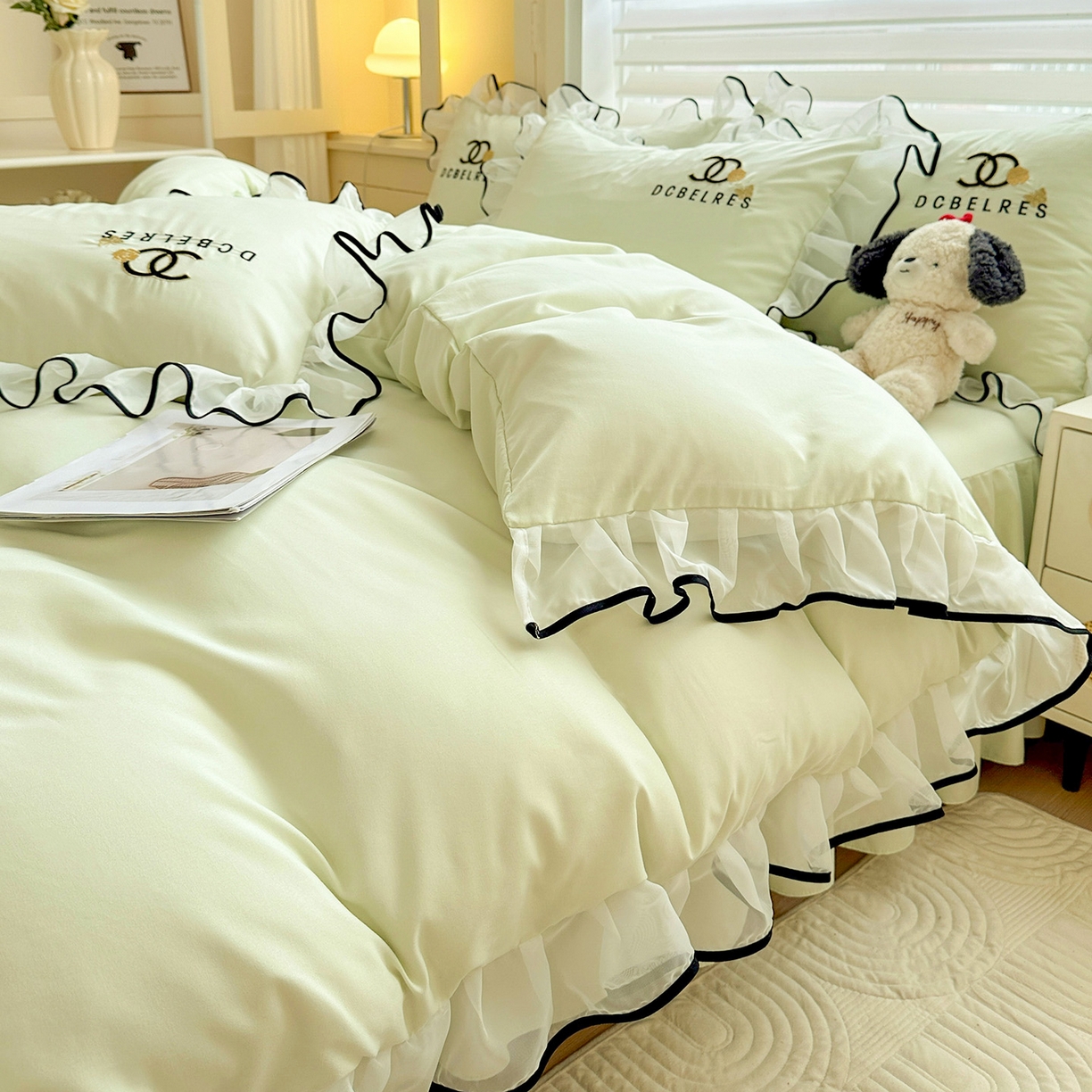 91家纺网 家纺一手货源 找家纺 艺玲家纺 2025新款韩版亲肤水洗棉刺绣花边床裙四件套 香香小姐-浅绿