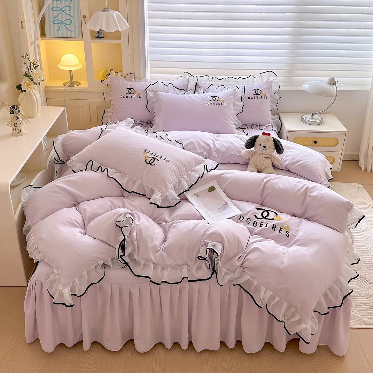 91家纺网 家纺一手货源 找家纺 艺玲家纺 2025新款韩版亲肤水洗棉刺绣花边床裙四件套 香香小姐-浅紫