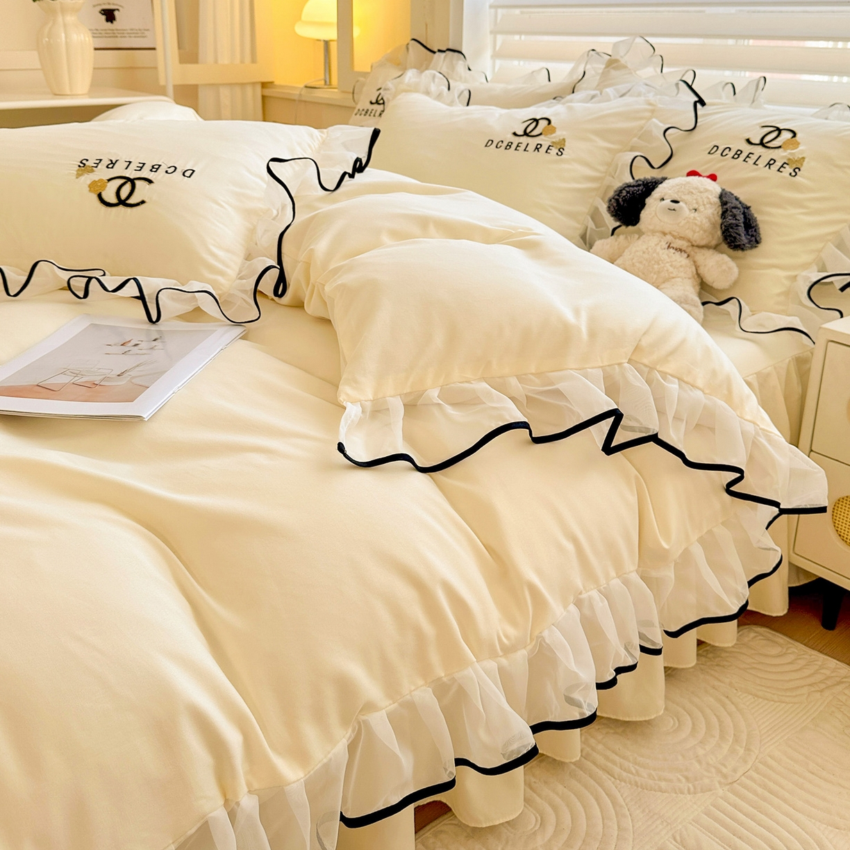 91家纺网 家纺一手货源 找家纺 艺玲家纺 2025新款韩版亲肤水洗棉刺绣花边床裙四件套 香香小姐-米黄