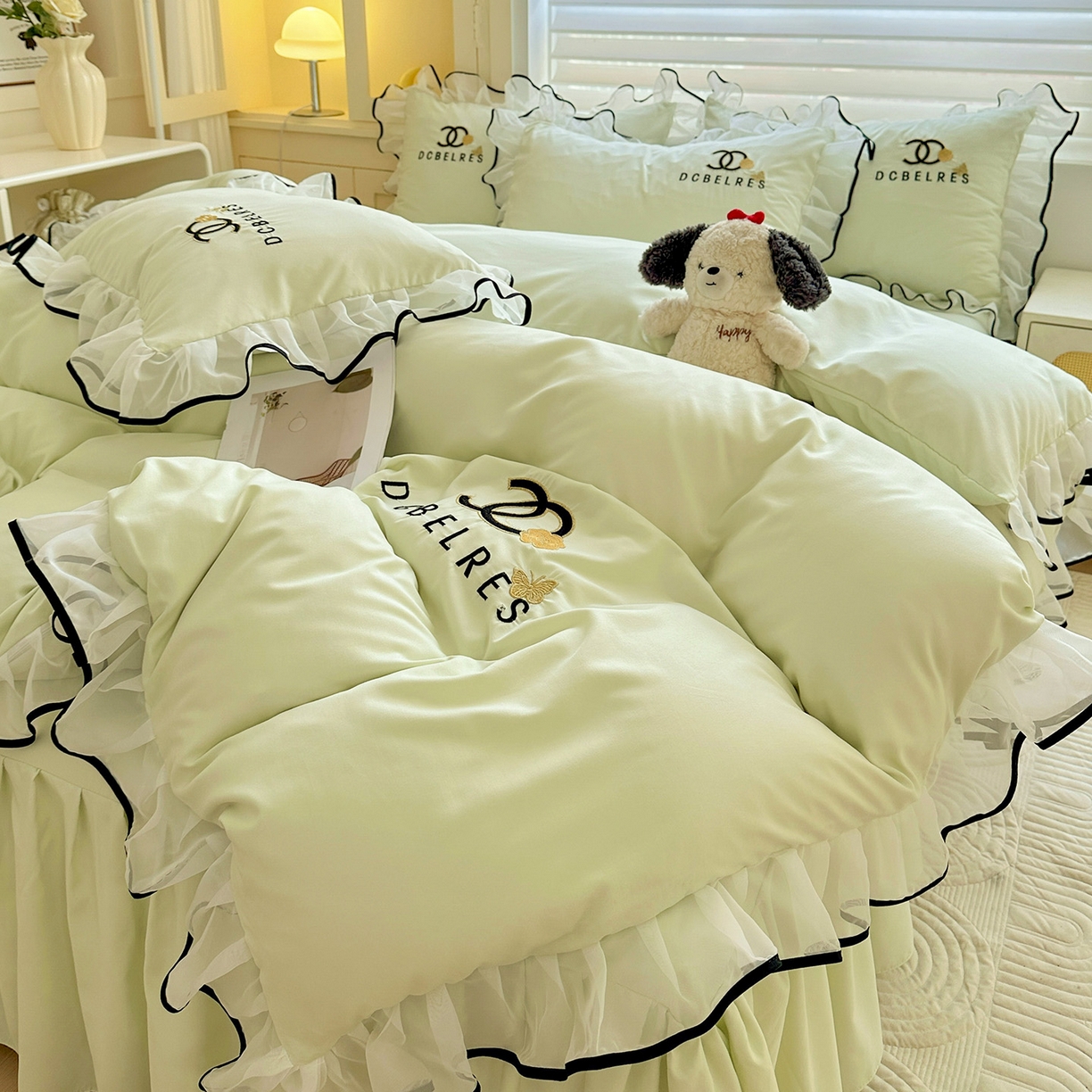 91家纺网 家纺一手货源 找家纺 艺玲家纺 2025新款韩版亲肤水洗棉刺绣花边床裙四件套 香香小姐-浅绿