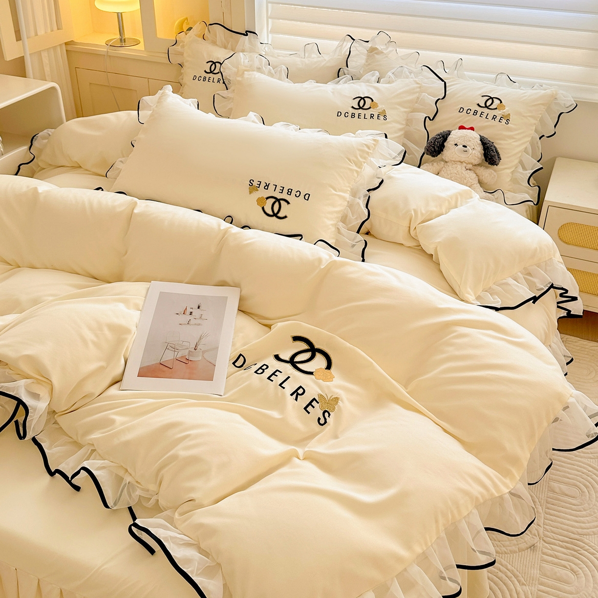 91家纺网 家纺一手货源 找家纺 艺玲家纺 2025新款韩版亲肤水洗棉刺绣花边床裙四件套 香香小姐-米黄