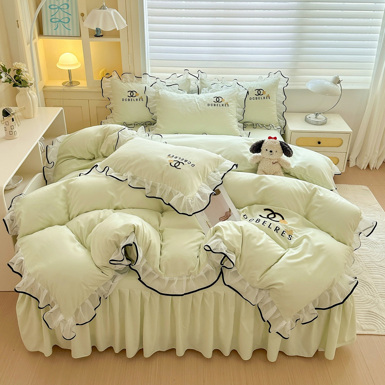 91家纺网 家纺一手货源 找家纺 艺玲家纺 2025新款韩版亲肤水洗棉刺绣花边床裙四件套 香香小姐-浅绿