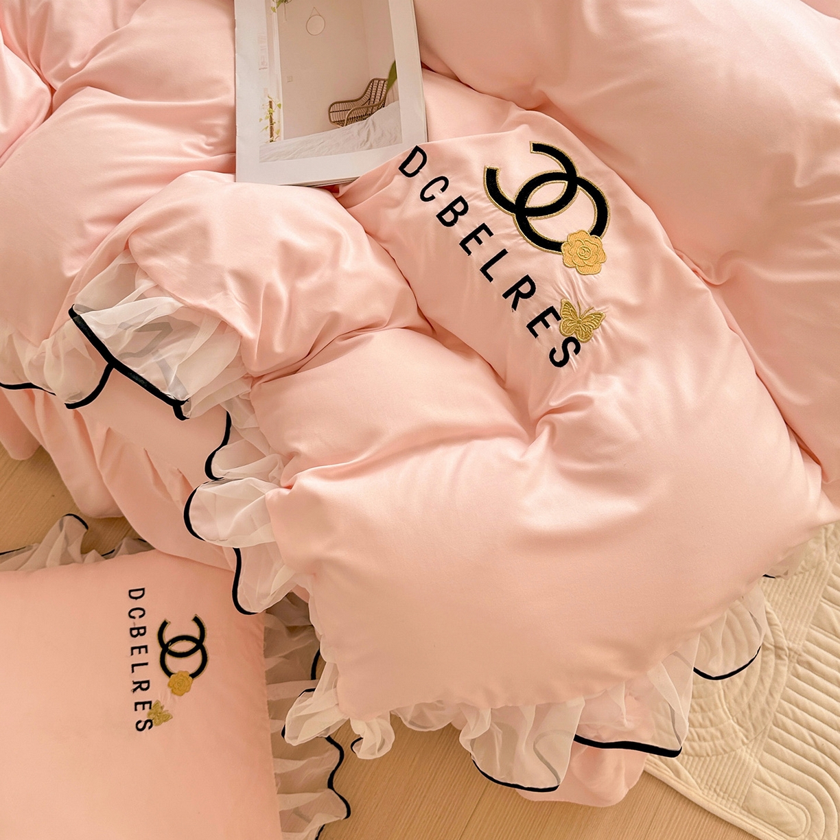 91家纺网 家纺一手货源 找家纺 艺玲家纺 2025新款韩版亲肤水洗棉刺绣花边床裙四件套 香香小姐-粉玉