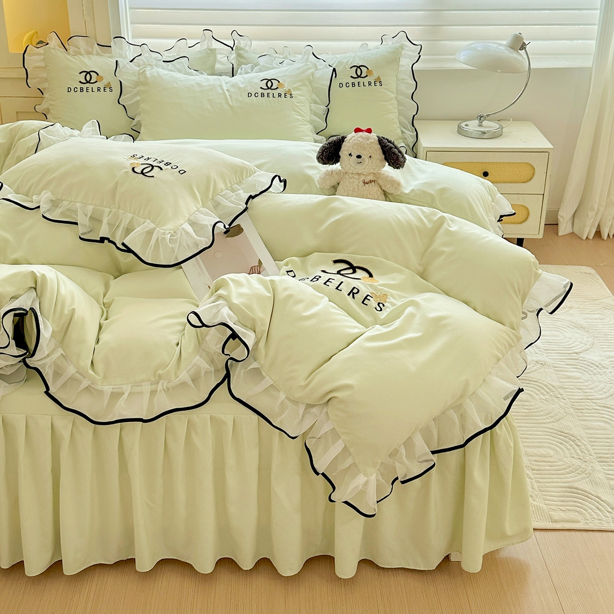 91家纺网 家纺一手货源 找家纺 艺玲家纺 2025新款韩版亲肤水洗棉刺绣花边床裙四件套 香香小姐-浅绿